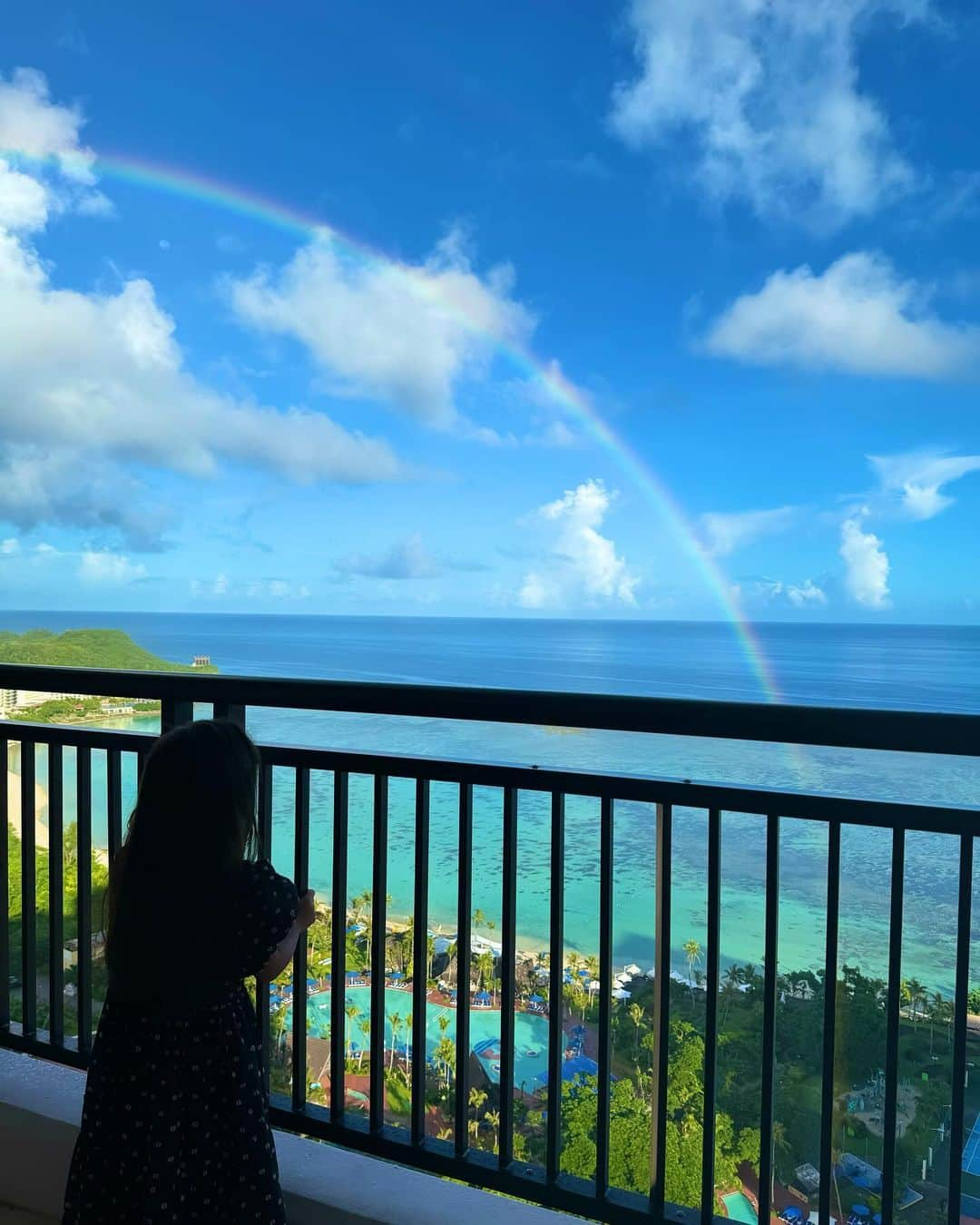 菊井彰子のインスタグラム：「【子連れ旅行inグアム🇬🇺】⑤  朝起きたら大きな虹が〰️🌈  しかも2本っ✨（２枚目）  あっという間に消えてしまったから気づいてよかったねの ラッキーハッピーな日でした🏖️  （👩‍🦰洗顔中で泡だらけの顔面のまま📸笑）  ・ ・ ・ ・ ・ ・ ・ ・ #虹 #rainbow  #大きな虹  #bigrainbow  #picグアム  #グアム旅行　 #子連れグアム旅行  #子連れグアム  #guamtrip  #guam  #4yearsold  #4y  #女の子のママ」