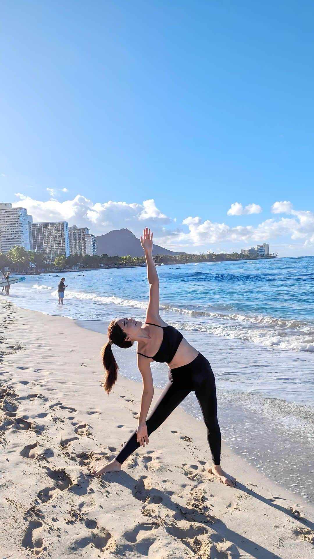 石井里奈のインスタグラム：「好きを仕事にするのって本当に楽しい💕 私は昔から海外旅行が大好きで、インスタも大好き！ 今では海外旅行のPRのお仕事だったり、海外でのイベントに参加してインフルエンサーの友達ができたり楽しい！ . 好きで始めたヨガも、ヨガインストラクターの資格を取ったり、趣味で始めたゴルフも練習して、ゴルフタレントとして番組でたりモデルをしたり楽しんでいます⛳ 好きを仕事にするとやりがいになるし、自分に自信が持てるようになったりするのかなって✨ . そんな私みたいに自分らしく「働き・生きる」人を応援するプルデンシャル生命が運営するメディア 《MIMOSA MAGAZINEーミモザマガジン》が面白い❣️  いろんな方面で輝いているひと、頑張っているひとがいるんだな！って思うと私も頑張らなくちゃって思えるの🔥❤ 前にも紹介させてもらったんだけど、それからまた新しい記事が更新されているからみんなもまたみてみてね👀 . みんなもぜひ読んでみてね！ . @mimosa__magazine #PR #mimosamagazine #ミモザマガジン #働き方 #会社員 #働き方改革 #ヨガインストラクター #モデル #インスタグラマー #インフルエンサー #海外旅行 #ワーケーション #副業 #兼業 #ゴルフ女子 #好きを仕事に」