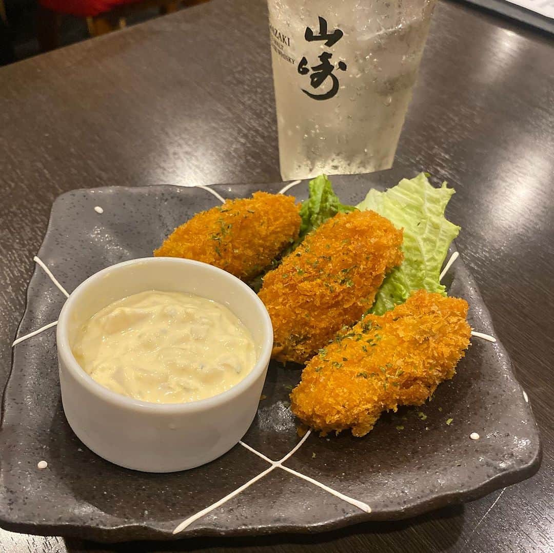 三浦泉さんのインスタグラム写真 - (三浦泉Instagram)「*♪¸¸.•*¨･:*ೄ·*♪¸¸.•*¨･:*ೄ*♪¸¸.•*¨･:*ೄ··*♪¸¸.•  　北千住の 🍶痛風牡蠣と海鮮居酒屋 ゑびす商店 🍶  @ebisukitasenju  さんへ行って来ました✨🍶🍴  　平日でしたが活気に満ち溢れて賑わっていました🍸🍷  禁煙の奥のお席で、壁のデザインがオシャレ💕💕  　いただいたメニューは  🍴極上痛風牡蠣 🍴牡蠣フライ 🍴特製牡蠣グラタン 🍴鰤大根 🍴明太子じゃがバター 🍴エイヒレ炙り 🍴ポテトフライ  名物🎉極上痛風牡蠣は 牡蠣の上に　いくら、ウニ、白子が乗っていて 贅沢〜✨✨✨  　アルコールが進みました🥹🍶 また再訪したいなぁ💕💕💕  *♪¸¸.•*¨･:*ೄ·*♪¸¸.•*¨･:*ೄ*♪¸¸.•*¨･:*ೄ··*♪¸¸.•  #WoomyPR #pr #北千住グルメ #北千住ディナー #北千住 #海鮮居酒屋  #通風牡蠣と海鮮居酒屋ヱビス商店  #いずみーるのレストラン巡り  #イズミールのレストラン巡り  #izumiのレストラン巡り」11月8日 12時23分 - princessizu1201