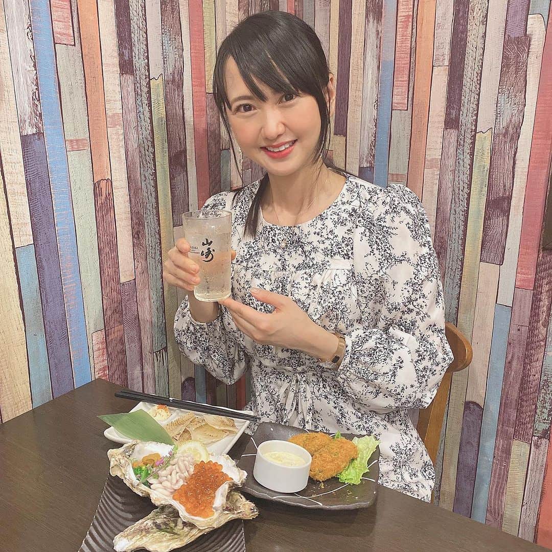 三浦泉さんのインスタグラム写真 - (三浦泉Instagram)「*♪¸¸.•*¨･:*ೄ·*♪¸¸.•*¨･:*ೄ*♪¸¸.•*¨･:*ೄ··*♪¸¸.•  　北千住の 🍶痛風牡蠣と海鮮居酒屋 ゑびす商店 🍶  @ebisukitasenju  さんへ行って来ました✨🍶🍴  　平日でしたが活気に満ち溢れて賑わっていました🍸🍷  禁煙の奥のお席で、壁のデザインがオシャレ💕💕  　いただいたメニューは  🍴極上痛風牡蠣 🍴牡蠣フライ 🍴特製牡蠣グラタン 🍴鰤大根 🍴明太子じゃがバター 🍴エイヒレ炙り 🍴ポテトフライ  名物🎉極上痛風牡蠣は 牡蠣の上に　いくら、ウニ、白子が乗っていて 贅沢〜✨✨✨  　アルコールが進みました🥹🍶 また再訪したいなぁ💕💕💕  *♪¸¸.•*¨･:*ೄ·*♪¸¸.•*¨･:*ೄ*♪¸¸.•*¨･:*ೄ··*♪¸¸.•  #WoomyPR #pr #北千住グルメ #北千住ディナー #北千住 #海鮮居酒屋  #通風牡蠣と海鮮居酒屋ヱビス商店  #いずみーるのレストラン巡り  #イズミールのレストラン巡り  #izumiのレストラン巡り」11月8日 12時23分 - princessizu1201