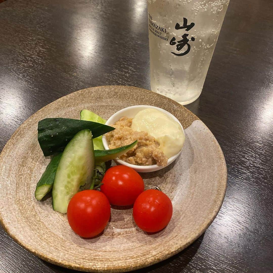 三浦泉さんのインスタグラム写真 - (三浦泉Instagram)「*♪¸¸.•*¨･:*ೄ·*♪¸¸.•*¨･:*ೄ*♪¸¸.•*¨･:*ೄ··*♪¸¸.•  　北千住の 🍶痛風牡蠣と海鮮居酒屋 ゑびす商店 🍶  @ebisukitasenju  さんへ行って来ました✨🍶🍴  　平日でしたが活気に満ち溢れて賑わっていました🍸🍷  禁煙の奥のお席で、壁のデザインがオシャレ💕💕  　いただいたメニューは  🍴極上痛風牡蠣 🍴牡蠣フライ 🍴特製牡蠣グラタン 🍴鰤大根 🍴明太子じゃがバター 🍴エイヒレ炙り 🍴ポテトフライ  名物🎉極上痛風牡蠣は 牡蠣の上に　いくら、ウニ、白子が乗っていて 贅沢〜✨✨✨  　アルコールが進みました🥹🍶 また再訪したいなぁ💕💕💕  *♪¸¸.•*¨･:*ೄ·*♪¸¸.•*¨･:*ೄ*♪¸¸.•*¨･:*ೄ··*♪¸¸.•  #WoomyPR #pr #北千住グルメ #北千住ディナー #北千住 #海鮮居酒屋  #通風牡蠣と海鮮居酒屋ヱビス商店  #いずみーるのレストラン巡り  #イズミールのレストラン巡り  #izumiのレストラン巡り」11月8日 12時23分 - princessizu1201