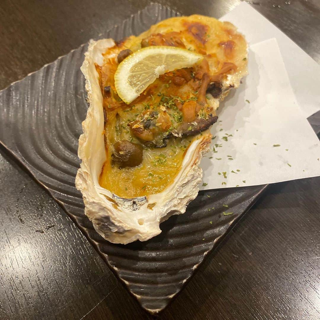 三浦泉さんのインスタグラム写真 - (三浦泉Instagram)「*♪¸¸.•*¨･:*ೄ·*♪¸¸.•*¨･:*ೄ*♪¸¸.•*¨･:*ೄ··*♪¸¸.•  　北千住の 🍶痛風牡蠣と海鮮居酒屋 ゑびす商店 🍶  @ebisukitasenju  さんへ行って来ました✨🍶🍴  　平日でしたが活気に満ち溢れて賑わっていました🍸🍷  禁煙の奥のお席で、壁のデザインがオシャレ💕💕  　いただいたメニューは  🍴極上痛風牡蠣 🍴牡蠣フライ 🍴特製牡蠣グラタン 🍴鰤大根 🍴明太子じゃがバター 🍴エイヒレ炙り 🍴ポテトフライ  名物🎉極上痛風牡蠣は 牡蠣の上に　いくら、ウニ、白子が乗っていて 贅沢〜✨✨✨  　アルコールが進みました🥹🍶 また再訪したいなぁ💕💕💕  *♪¸¸.•*¨･:*ೄ·*♪¸¸.•*¨･:*ೄ*♪¸¸.•*¨･:*ೄ··*♪¸¸.•  #WoomyPR #pr #北千住グルメ #北千住ディナー #北千住 #海鮮居酒屋  #通風牡蠣と海鮮居酒屋ヱビス商店  #いずみーるのレストラン巡り  #イズミールのレストラン巡り  #izumiのレストラン巡り」11月8日 12時23分 - princessizu1201