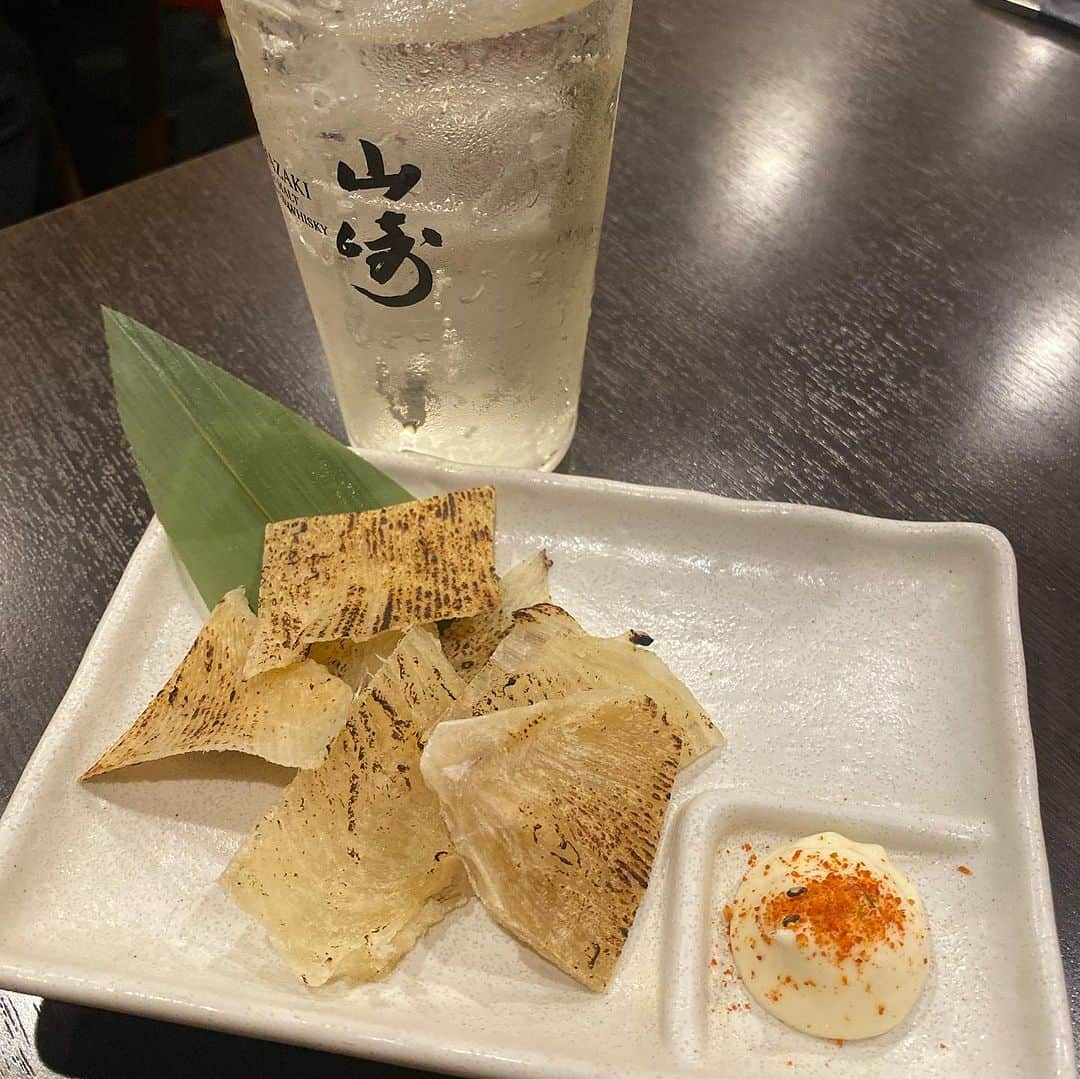 三浦泉さんのインスタグラム写真 - (三浦泉Instagram)「*♪¸¸.•*¨･:*ೄ·*♪¸¸.•*¨･:*ೄ*♪¸¸.•*¨･:*ೄ··*♪¸¸.•  　北千住の 🍶痛風牡蠣と海鮮居酒屋 ゑびす商店 🍶  @ebisukitasenju  さんへ行って来ました✨🍶🍴  　平日でしたが活気に満ち溢れて賑わっていました🍸🍷  禁煙の奥のお席で、壁のデザインがオシャレ💕💕  　いただいたメニューは  🍴極上痛風牡蠣 🍴牡蠣フライ 🍴特製牡蠣グラタン 🍴鰤大根 🍴明太子じゃがバター 🍴エイヒレ炙り 🍴ポテトフライ  名物🎉極上痛風牡蠣は 牡蠣の上に　いくら、ウニ、白子が乗っていて 贅沢〜✨✨✨  　アルコールが進みました🥹🍶 また再訪したいなぁ💕💕💕  *♪¸¸.•*¨･:*ೄ·*♪¸¸.•*¨･:*ೄ*♪¸¸.•*¨･:*ೄ··*♪¸¸.•  #WoomyPR #pr #北千住グルメ #北千住ディナー #北千住 #海鮮居酒屋  #通風牡蠣と海鮮居酒屋ヱビス商店  #いずみーるのレストラン巡り  #イズミールのレストラン巡り  #izumiのレストラン巡り」11月8日 12時23分 - princessizu1201