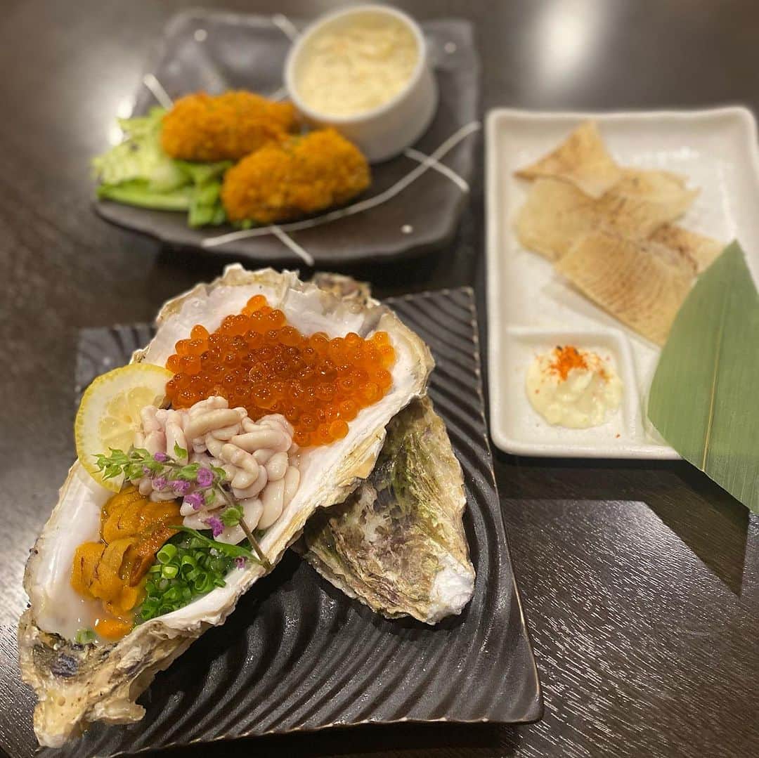 三浦泉さんのインスタグラム写真 - (三浦泉Instagram)「*♪¸¸.•*¨･:*ೄ·*♪¸¸.•*¨･:*ೄ*♪¸¸.•*¨･:*ೄ··*♪¸¸.•  　北千住の 🍶痛風牡蠣と海鮮居酒屋 ゑびす商店 🍶  @ebisukitasenju  さんへ行って来ました✨🍶🍴  　平日でしたが活気に満ち溢れて賑わっていました🍸🍷  禁煙の奥のお席で、壁のデザインがオシャレ💕💕  　いただいたメニューは  🍴極上痛風牡蠣 🍴牡蠣フライ 🍴特製牡蠣グラタン 🍴鰤大根 🍴明太子じゃがバター 🍴エイヒレ炙り 🍴ポテトフライ  名物🎉極上痛風牡蠣は 牡蠣の上に　いくら、ウニ、白子が乗っていて 贅沢〜✨✨✨  　アルコールが進みました🥹🍶 また再訪したいなぁ💕💕💕  *♪¸¸.•*¨･:*ೄ·*♪¸¸.•*¨･:*ೄ*♪¸¸.•*¨･:*ೄ··*♪¸¸.•  #WoomyPR #pr #北千住グルメ #北千住ディナー #北千住 #海鮮居酒屋  #通風牡蠣と海鮮居酒屋ヱビス商店  #いずみーるのレストラン巡り  #イズミールのレストラン巡り  #izumiのレストラン巡り」11月8日 12時23分 - princessizu1201