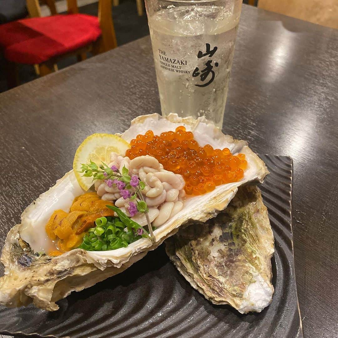 三浦泉さんのインスタグラム写真 - (三浦泉Instagram)「*♪¸¸.•*¨･:*ೄ·*♪¸¸.•*¨･:*ೄ*♪¸¸.•*¨･:*ೄ··*♪¸¸.•  　北千住の 🍶痛風牡蠣と海鮮居酒屋 ゑびす商店 🍶  @ebisukitasenju  さんへ行って来ました✨🍶🍴  　平日でしたが活気に満ち溢れて賑わっていました🍸🍷  禁煙の奥のお席で、壁のデザインがオシャレ💕💕  　いただいたメニューは  🍴極上痛風牡蠣 🍴牡蠣フライ 🍴特製牡蠣グラタン 🍴鰤大根 🍴明太子じゃがバター 🍴エイヒレ炙り 🍴ポテトフライ  名物🎉極上痛風牡蠣は 牡蠣の上に　いくら、ウニ、白子が乗っていて 贅沢〜✨✨✨  　アルコールが進みました🥹🍶 また再訪したいなぁ💕💕💕  *♪¸¸.•*¨･:*ೄ·*♪¸¸.•*¨･:*ೄ*♪¸¸.•*¨･:*ೄ··*♪¸¸.•  #WoomyPR #pr #北千住グルメ #北千住ディナー #北千住 #海鮮居酒屋  #通風牡蠣と海鮮居酒屋ヱビス商店  #いずみーるのレストラン巡り  #イズミールのレストラン巡り  #izumiのレストラン巡り」11月8日 12時23分 - princessizu1201