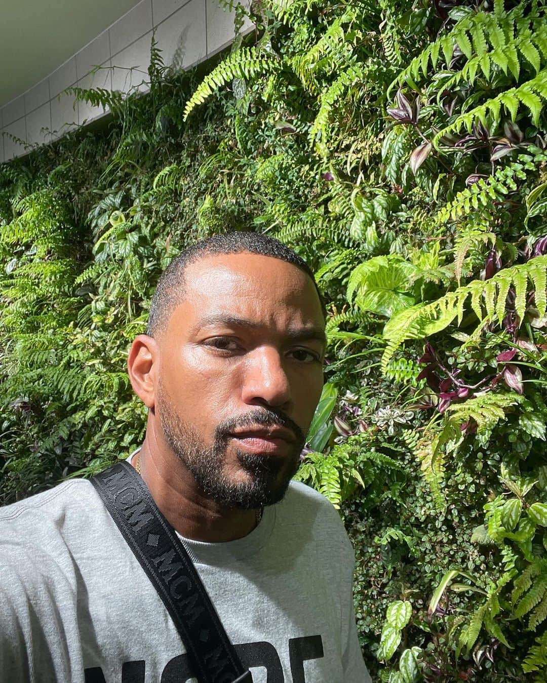 ラズ・アロンソのインスタグラム：「🌞 Papi Nature 🌱」