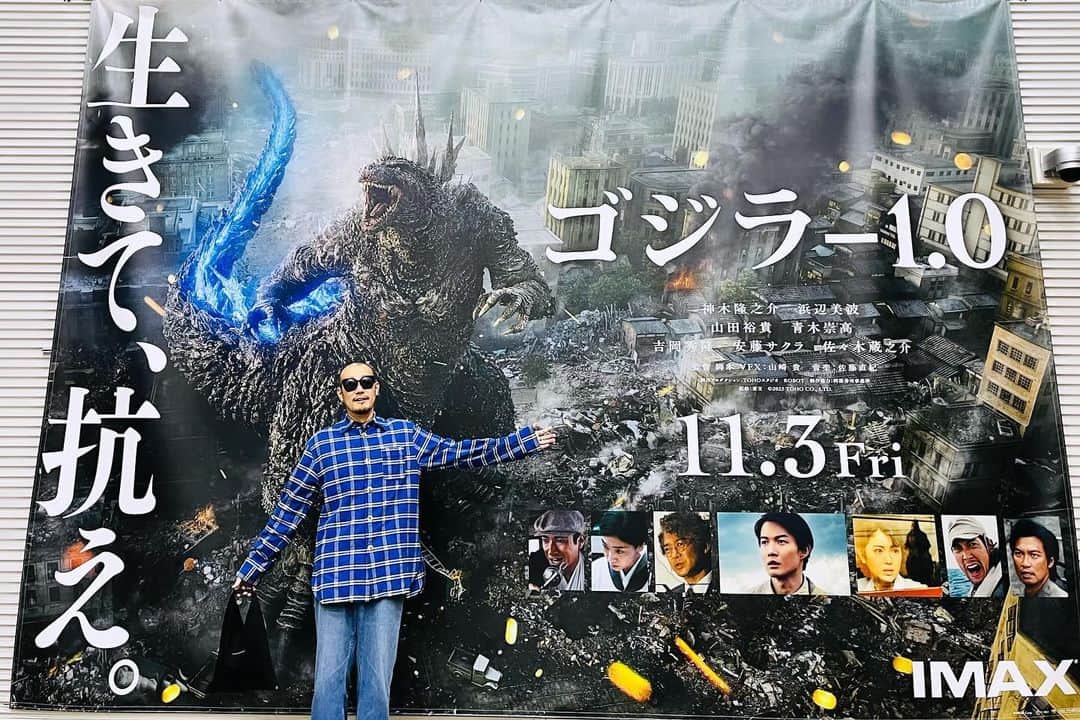 青木カズローのインスタグラム：「やっと行けました。 本当は公開日(11/3)に観に行きたかったけれど(初代ゴジラと同じ公開日)、70周年に東宝が新しいゴジラを作ってくれた事がとても嬉しいです。 7年ぶりに生まれた新しいゴジラ映画、とてもとてもとても良かったです。」