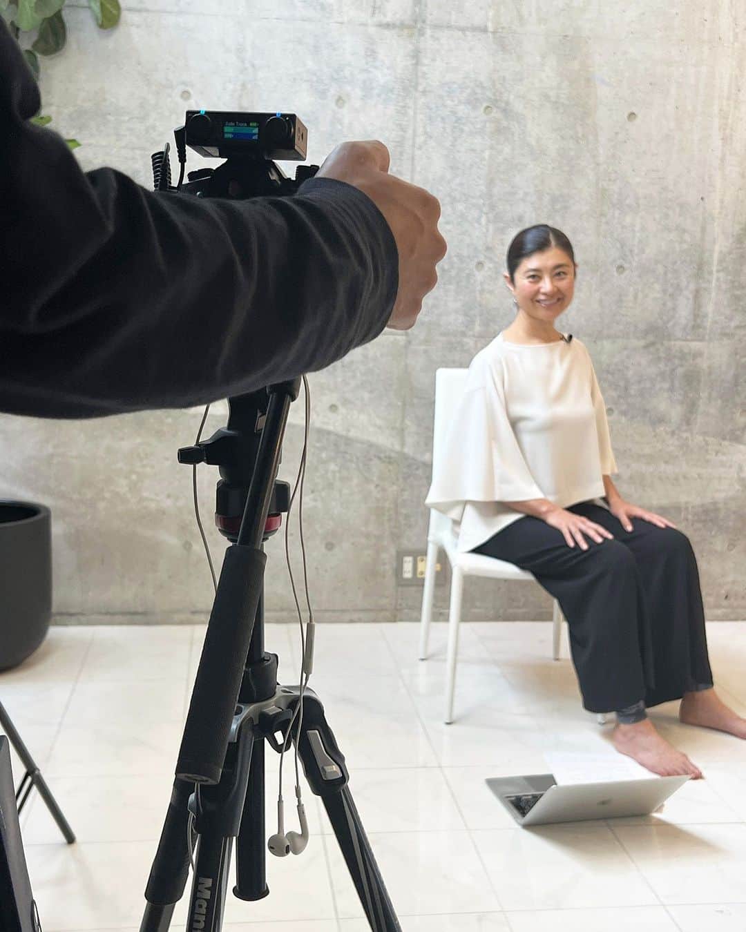 間々田佳子のインスタグラム：「昨日は撮影でした💪☺️ みなさんにご協力いただきありがとうございました！  今日はなんだか疲れがぬけないので スタジオから抜け出し PCを持って外のカフェへ そうしたら アスリートの友人に偶然に会い 刺激をいただきました！  何か行動を変えると 新しい発見や刺激がありますね  顔の動きと同じ 新しい動きをすると 新しい変化に気づく  みんなが頑張っている姿 ビタミン剤になります  #間々田佳子 #コアフェイストレーニング」