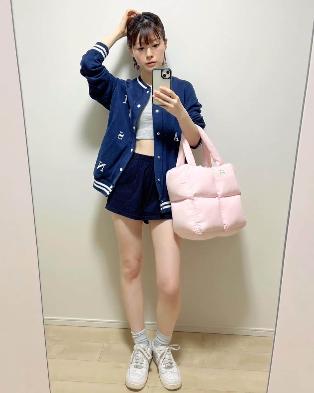 笹口直子のインスタグラム：「本当に11月なのかな？ まだ半袖の人とか見かける💦  @maisonkitsune  @zara  @mymum_madeit  @nike   #maisonkitsune #zara #mymum #nike #秋コーデ #キルティングバッグ」