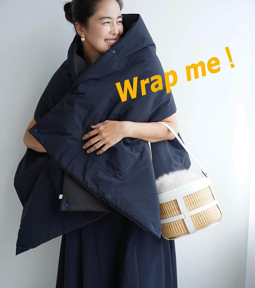 鈴木六夏のインスタグラム：「こちらはネイビー×チャコールグレー 「Wrap me！ストール」  寒い時期の私たちを変幻自在に優しく包み込む リバーシブル、中綿ストールです。  ボタンの留め位置、腕通し、襟の折り返しなどのやり方で 何通りにでも自在に形を変えることが可能！  ホールを大きく取っているので 厚手のニットやコートの上にも羽織れ (袖のボリュームによって一部例外がございます)  A面は EVERYDAY DRESS mature bloomの素材 B面はEVERYDAY DRESS mature の素材を使用しているので 撥水もバッチリ、軽い雨や雪から大切なアウターを お守りいたします👍🏼  大きなポケットもついて 今の時期から春先まで活躍、  温かい時期には軽いブランケットとしても ご使用いただけます！  白✖️サンドベージュ 紺×チャコールグレー 黒×ライトグレー の３色展開でのお届けです🙌🏼  @the9shop_211  11/10(金) 21:00より」