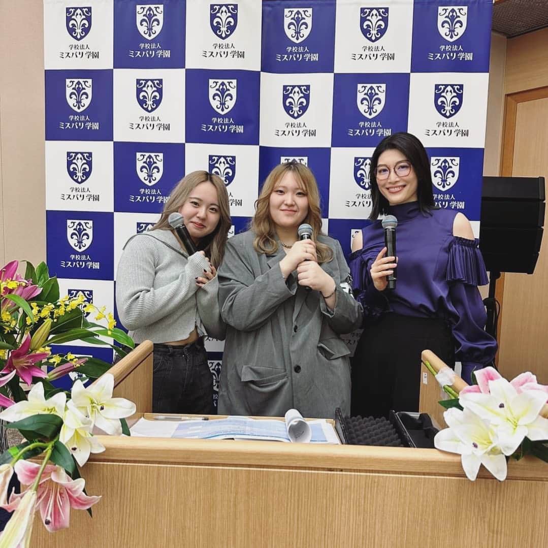 櫻井麻美のインスタグラム：「ビューティ＆ウェルネス専門職大学第１回目の大学祭"Lily Festival"が開催されました🏫  なんと特別ゲストEXILE AKIRAさんとTHE JET BOY BANGERZさんがトークショー＆スペシャルライブをしてくださいました✨ 大学祭実行委員のお二人と一緒に司会をさせていただいたのですが、誰もがファンになってしまうようなお人柄と圧巻のパフォーマンスに会場は大盛り上がり🙌  学生さんたちが、大学祭を盛り上げようと一生懸命楽しい企画をしたり、緊張しながら頑張ったりする姿はキラキラしていて、まさに青春🤩✨  まだ１学年しかいないのに、学生さんたちがこんなに楽しい学園祭を創ることができるなんてちょっと感動です🥺  @beauty_wellness_pro_college  #大学祭」