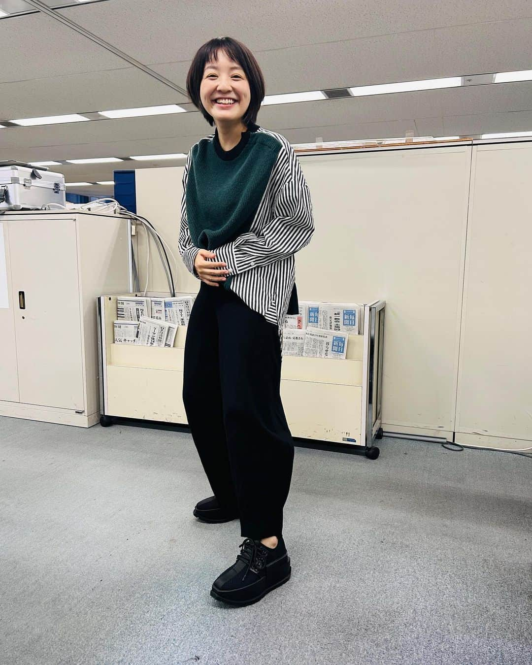 藤林温子さんのインスタグラム写真 - (藤林温子Instagram)「. 悲報 . 今朝の健康診断で 身長が1センチ以上縮んでいました 今まで153.8で 四捨五入で154としていましたが 152.5になっていました これはショックです . 体のどこが縮んだの？ 足が縮んだの？ 座高が低くなったの？ （それはそれで腰が曲がったことにならないのか？） 頭が縮んだ？ （え？脳みそ小さくなったってこと？） なんにせよ 154センチ（過去形）の私にとって 1センチは大事  とても悲しいです  厚底スニーカーはいて 少しでも身長と 足を長く見せようとして ごめんなさい いい子にしますので... 1センチ返してください😭  川地くんに写真を撮ってもらいました 身長縮んだ報告するね って言ったら 足長く見えるように撮ってくれまし...た（？） ありがとう そして 慰めてくれたアナ室の皆さん ありがとうございます . #悲報 #健康診断 #現実を受け入れる」11月8日 12時27分 - atsuko_fujibayashi