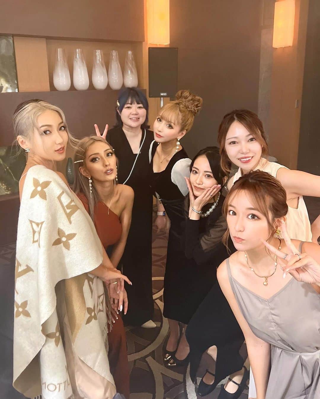 のインスタグラム：「✩‧₊˚  10/29 ꔛ‬♡  ゆっちくんの結婚式💒 実は友達の結婚式に行くのは初！ 2人とも綺麗すぎて王子様とお姫様すぎた...🤵👰‍♀️✨ こんな素敵な日に呼んでくれて本当にありがとう🥰 そして本当におめでとう！末長くお幸せに🫶❤️✨  2次会も久しぶりに大集合してほんっっっとに楽しかったなぁあ🤣 (タグ付け人数制限あって全員できないの悲しい...😭)  幸せ溢れまくりな1日でした💖  #結婚式 #結婚式お呼ばれ #結婚式コーデ #結婚式ヘアアレンジ #ウェディング #幸せな1日 #peace」
