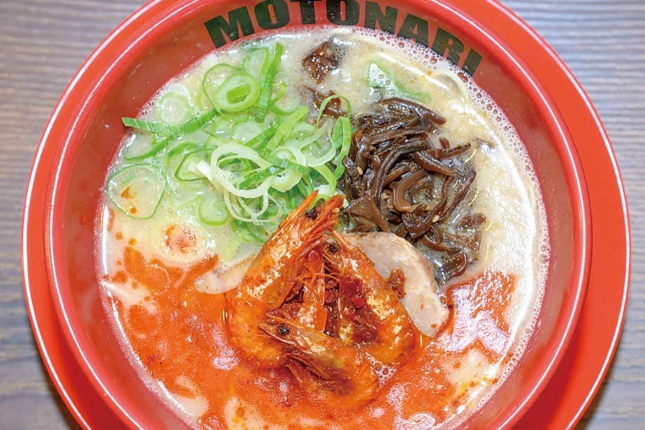 さあやさんのインスタグラム写真 - (さあやInstagram)「県内に4店舗を構える人気ラーメン店🍜 麺や偶もとなりが那覇空港に登場しました❣️ 本店にはない醤油ラーメン、赤エビラーメンがあり、イカ墨ラーメンは朝から食べれます🥹✊🏻ラーメン好きは行くしかないっ💞💞 ・営業時間11:00〜19:00(l.o18:45) ・ 那覇空港３階国際線側ふくぎホール内 . . .  ＃麺や偶もとなり  ＃もとなり  ＃那覇空港  ＃那覇空港ランチ  ＃沖縄ラーメン好きな人と繋がりたい ＃沖縄ラーメン  ＃沖縄ラーメン部  ＃那覇ラーメン  ＃沖縄ラーメン巡り  ＃沖縄グルメ  ＃ラーメン女子  ＃沖繩旅遊 ＃沖繩美食 #沖繩之旅 #沖繩 #Okinawa  #Okinawagourmet  #Okinawaramen  #Okinawatravel  #Naha  #instafood  #Nahagourmet  #okinawatrip  #okinawalunch #PR #沖縄料理 #沖縄移住 #沖縄県#沖縄観光スポット #okinawa#okinawatrip #okinawajapan #okinawalife #lb#fyp#アンバサダー#るるぶ#photography#カメラ女子#被写体#撮影モデル#ラーメン部 #ラーメンインスタグラマー#ラーメン倶楽部」11月10日 19時05分 - saya___endo