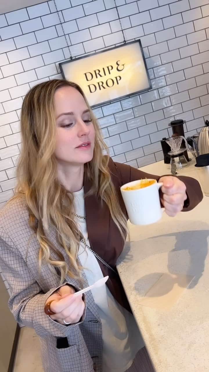 ナタリー・エモンズのインスタグラム：「最近普通のカプチーノを飲みますけど、たまにキャラメルがいいんだよね🤌　#ナタリーエモンズ #エモやん」