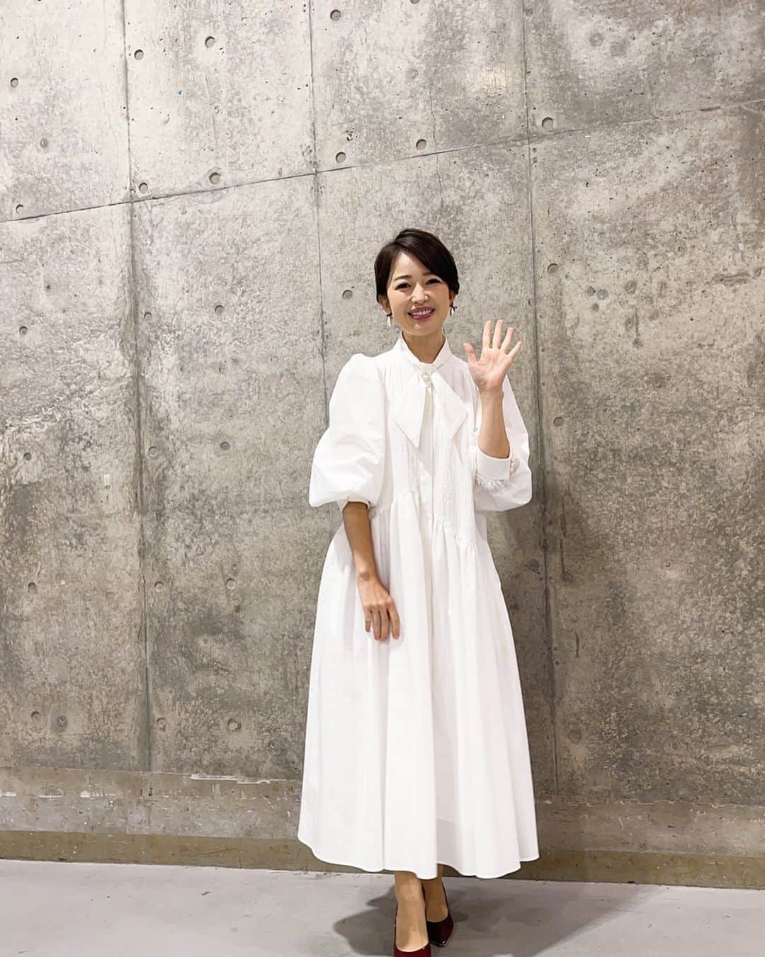 松丸友紀さんのインスタグラム写真 - (松丸友紀Instagram)「ちなみに今回のマジ歌ライブの衣装が真っ白で、 天使の衣装っぽくて👼 天使のあの衣装はかれこれ18年ずっと刷新されることなく大切に使われております笑  ある意味エコ🤣  けど最近天使の出番ないなぁ😂  ドレス #arobe」11月8日 12時35分 - yuki_matsumaru