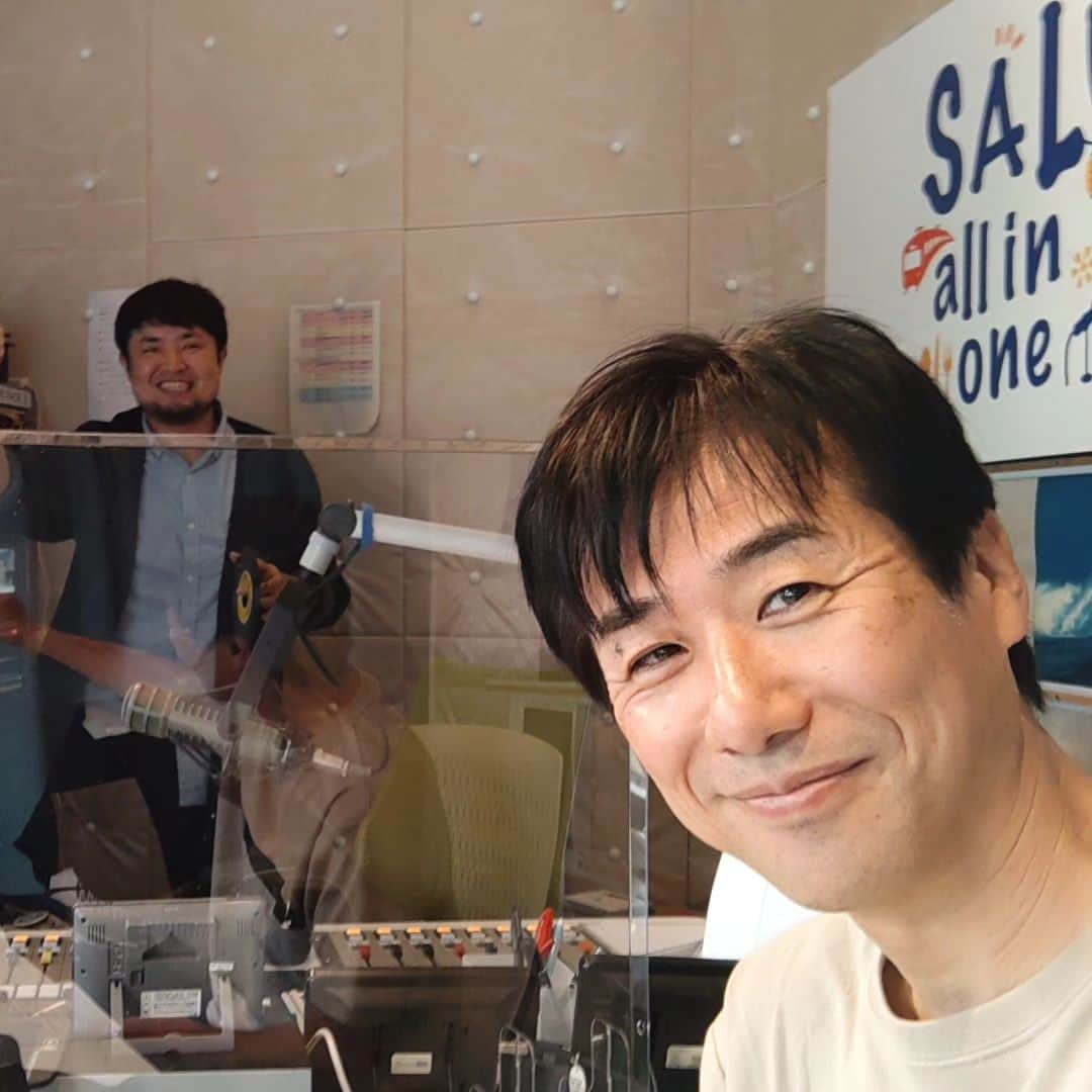 川久保秀一のインスタグラム：「この後13時～16時は、代打で #fmサルース 「SALUS all in one」📻️ レギュラーパーソナリティーでもないのに、これで(月)以外4曜日代打制覇😅 メッセージテーマは「久々に再会したいあの人」✉️  msg@fm-salus.jp  ラジオは84.1MHz、またはエフエムしながわ88.9MHz。 アプリはFMぷらぷら、またYoutubeでは映像付きでお楽しみいただけます。  #サルオル」