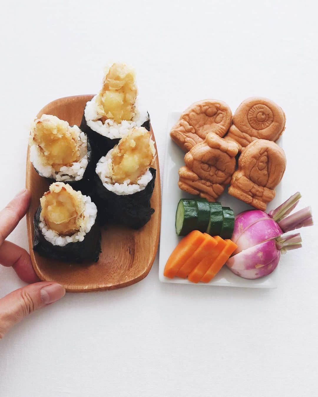 樋口正樹のインスタグラム：「Today's Lunch 🍙  昼ご飯にチーチク天むすと ぬか漬けと食後の妖怪饅頭😋  ＜お知らせ１＞ 今年のおにぎりアクション １１月１７日までですよー🍙 #onigiriaction  ちなみにチーチク天むすは チーズ入りちくわ天むすで 今シーズンの推しおにぎり👍 #チーチク天むす   ＜お知らせ２＞ そして続いて１１月１７〜 ３０日の期間、調布市では ゲゲゲ忌２０２３ですよー🎃 #ゲゲゲ忌   ちなみに食後の妖怪饅頭は 鳥取県境港市のお土産菓子。 ゲゲゲの鬼太郎の人形焼で 鬼太郎、ねこ娘、ねずみ男、 目玉おやじの４体１セット。 中はこしあん、カスタード、 チョコレートなどあります。 #妖怪饅頭   作者である水木しげる氏は 調布に移り住んでいたので 第二の故郷になってまして、 そんなこんなで調布の街は 境港市同様にゲゲゲの聖地。 #水木しげる   なので調布では毎年命日を ゲゲゲ忌としてイベントを 盛大に開催してるんだって😙  ちなみにPRですが、 北野エース調布パルコ店で 妖怪饅頭を取り扱ってます。 @kitanoace  ３枚目は我が家のねこ娘と 妖怪饅頭１２個入りの箱で、 妖怪新聞で包装されてます。 妖怪新聞は約１年に１回の ペースで更新されてまして、 現在１７巻まであるってさ。 裏面もあり充実の内容です！  . #北野エース #kitanoace #pr #チーズ入りちくわ天むす #調布パルコ #調布」