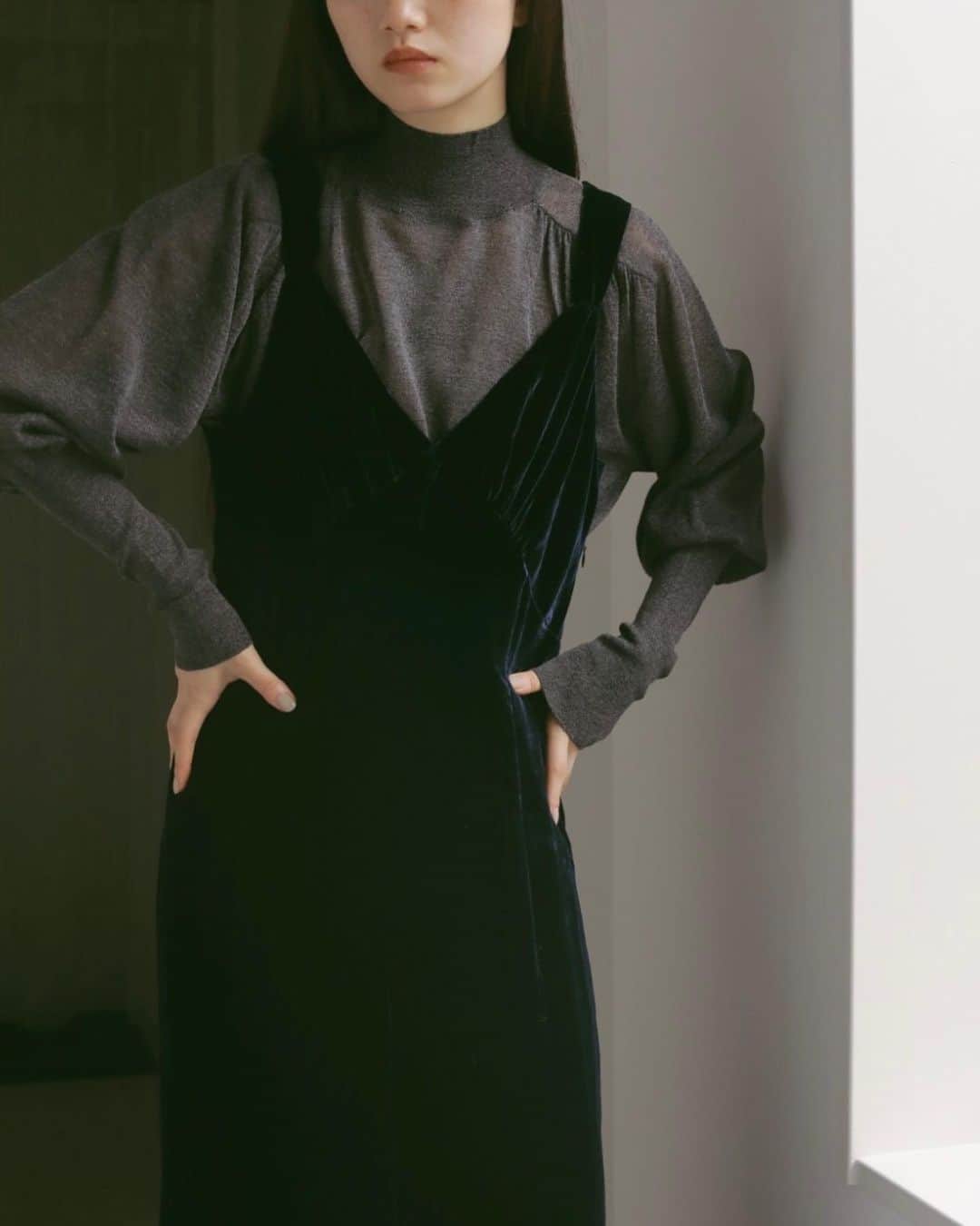 のインスタグラム：「COMING SOON  ベルベットマーメイドIラインドレス ¥33,000 Color GRAY / NAVY  国産のベルベット素材を使用したマーメイドIラインドレス。  ストラップは華奢すぎず太めに。胸のカットのカーブにも拘り、女性らしいエレガントなカットラインにしています。   ETHICAL POLICY ECO / JAPAN FABRIC   —————————————————————————  #casafline #sustainable」