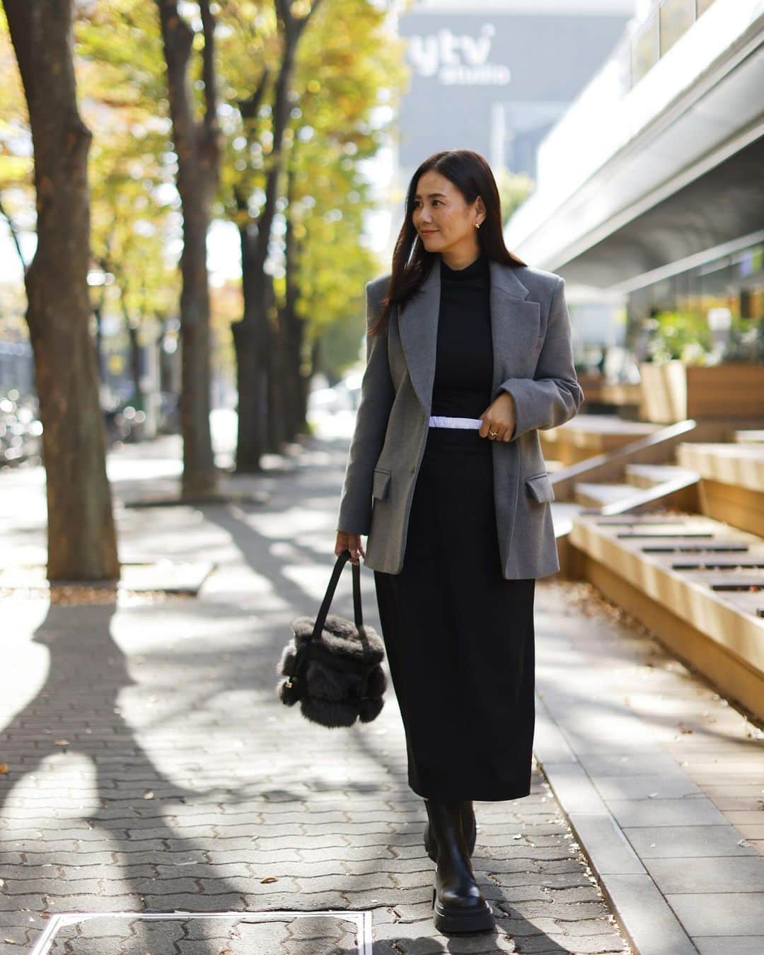 田中幸恵のインスタグラム：「___ . 娘のお買い物について行って 何年ぶりかに買った（デニム以外で）ZARA  肩パッド入りのジャケットは あんちゃんとシェア🩶  ファーバッグの季節が本格的に到来して嬉しい🩶 @mari_kaya_manimaris さんのセンス大好き🫰✨✨  jacket&skirt→ @zara  tops→ @uniqlo_jp  bag→ @manimaris_official_  boots→ @sportmax   #zara #uniqlo  #manimaris  #sportmax」