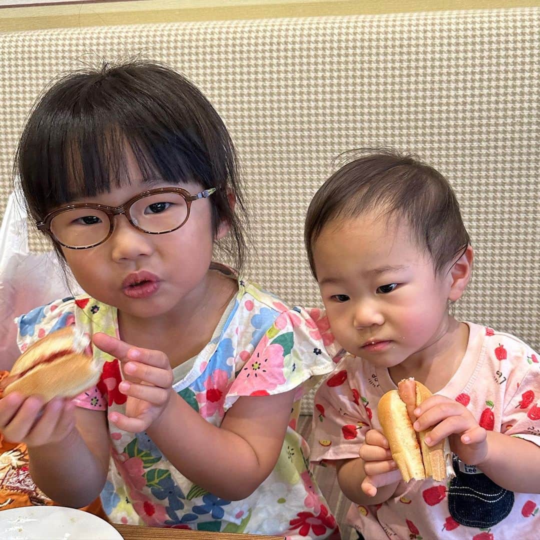 やしろ優さんのインスタグラム写真 - (やしろ優Instagram)「いとこのお姉ちゃん大好き笑！  しかし ホットドッグ食べながらひっつかんでもいいやん笑笑🤣  服もお姉ちゃんのを着てお出かけ笑笑  dondake‼️  #やさ丸 #1歳9ヶ月  #ねぇねぇもうすぐ4歳」11月8日 12時45分 - yashiroyuuuu