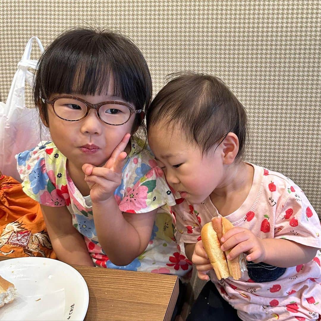 やしろ優さんのインスタグラム写真 - (やしろ優Instagram)「いとこのお姉ちゃん大好き笑！  しかし ホットドッグ食べながらひっつかんでもいいやん笑笑🤣  服もお姉ちゃんのを着てお出かけ笑笑  dondake‼️  #やさ丸 #1歳9ヶ月  #ねぇねぇもうすぐ4歳」11月8日 12時45分 - yashiroyuuuu
