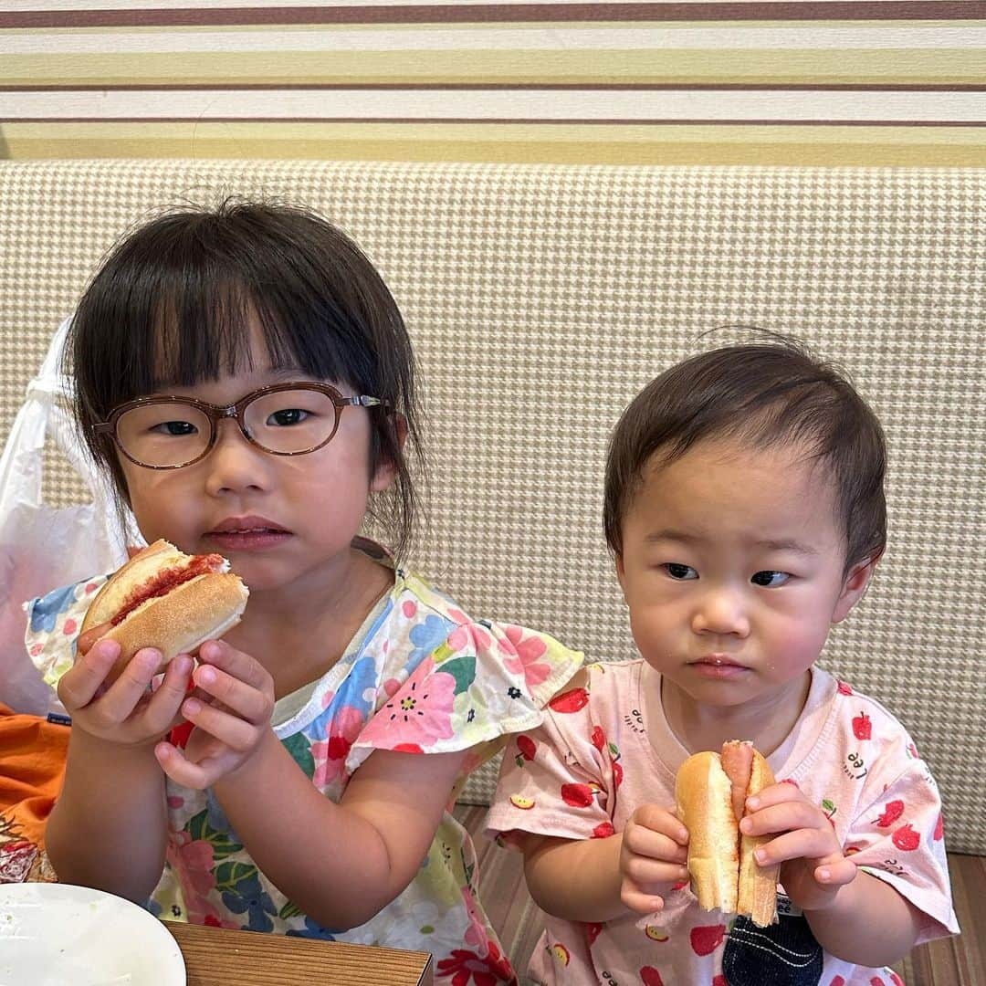 やしろ優のインスタグラム：「いとこのお姉ちゃん大好き笑！  しかし ホットドッグ食べながらひっつかんでもいいやん笑笑🤣  服もお姉ちゃんのを着てお出かけ笑笑  dondake‼️  #やさ丸 #1歳9ヶ月  #ねぇねぇもうすぐ4歳」