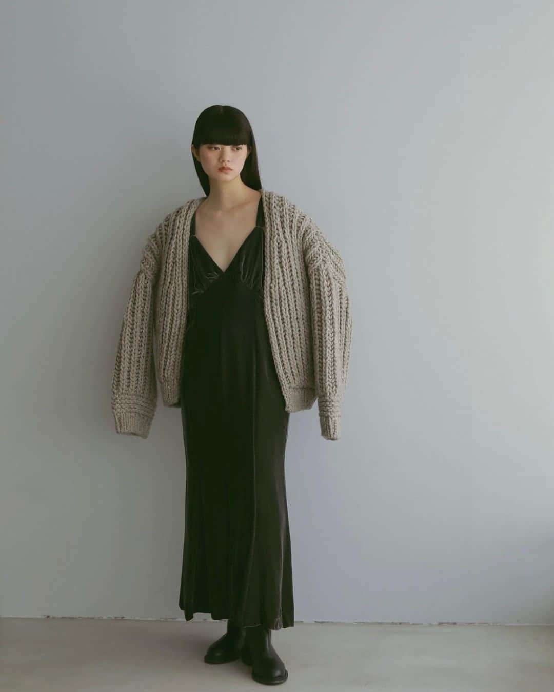 のインスタグラム：「COMING SOON  ベルベットマーメイドIラインドレス ¥33,000 Color GRAY / NAVY  国産のベルベット素材を使用したマーメイドIラインドレス。  ストラップは華奢すぎず太めに。胸のカットのカーブにも拘り、女性らしいエレガントなカットラインにしています。   ETHICAL POLICY ECO / JAPAN FABRIC   —————————————————————————  #casafline #sustainable」
