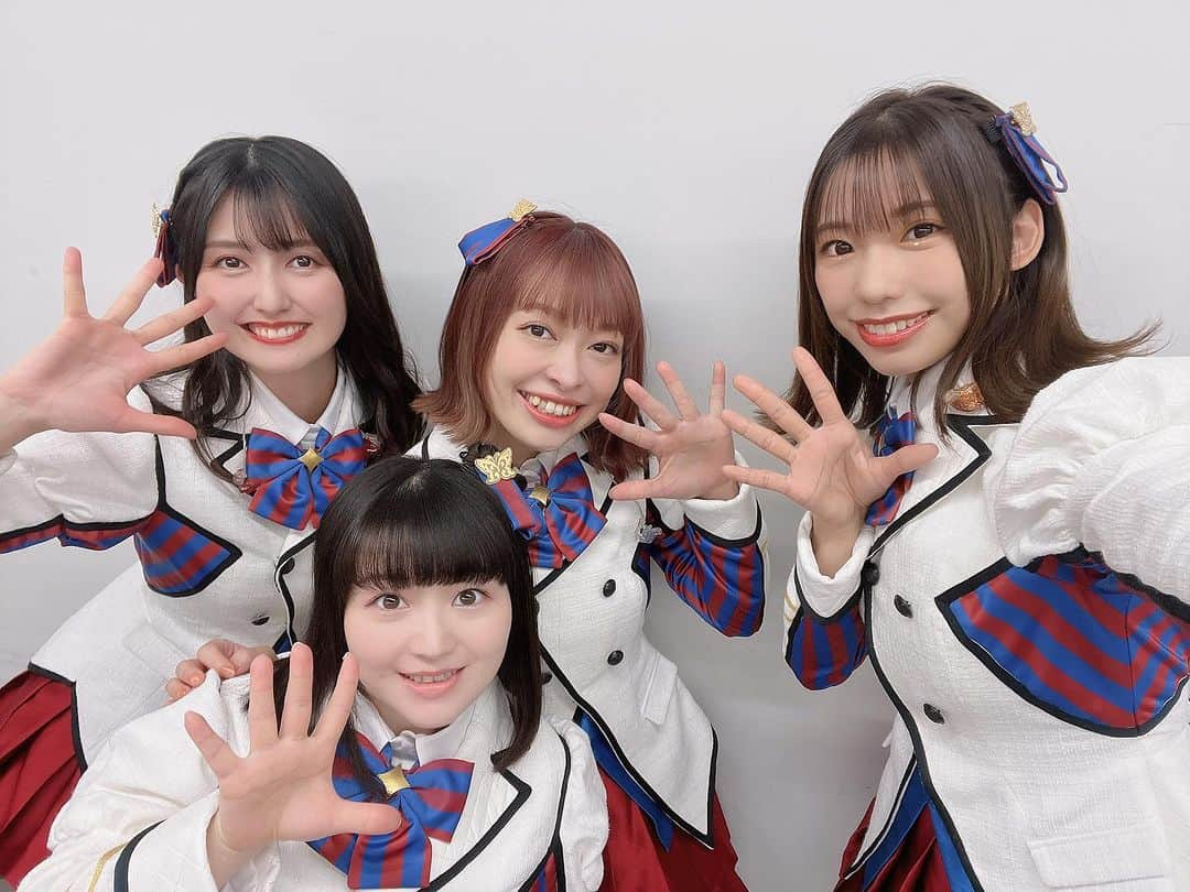 桐谷蝶々のインスタグラム：「Act-3福岡公演の思い出 Team5thのみんなと！☺️  1枚目左から 高山紗代子役 #駒形友梨 ちゃん 中谷 育役  #原嶋あかり ちゃん 野々原 茜役  #小笠原早紀 ちゃん 宮尾美也役  #桐谷蝶々  3枚目は、振り付け師のmomocoさん🍑  今回はTeam5thの 『バトンタッチ』を4人で歌いました。  この曲は、サビのフォーメーションが細かく変わって振付難しかったけど、 ミリアニのダンスに合わせた振り付けも見所だと思うのでみんなで頑張りました！👏  Team5th は5人のチームなので、いつか揃って歌いたいですね🎤✨  #imas_ml_10th  #imas_ml_10th_act3_day1  #アイドルマスターミリオンライブ #アイドルマスター #ライブ #声優 #ゲーム #アニメ」