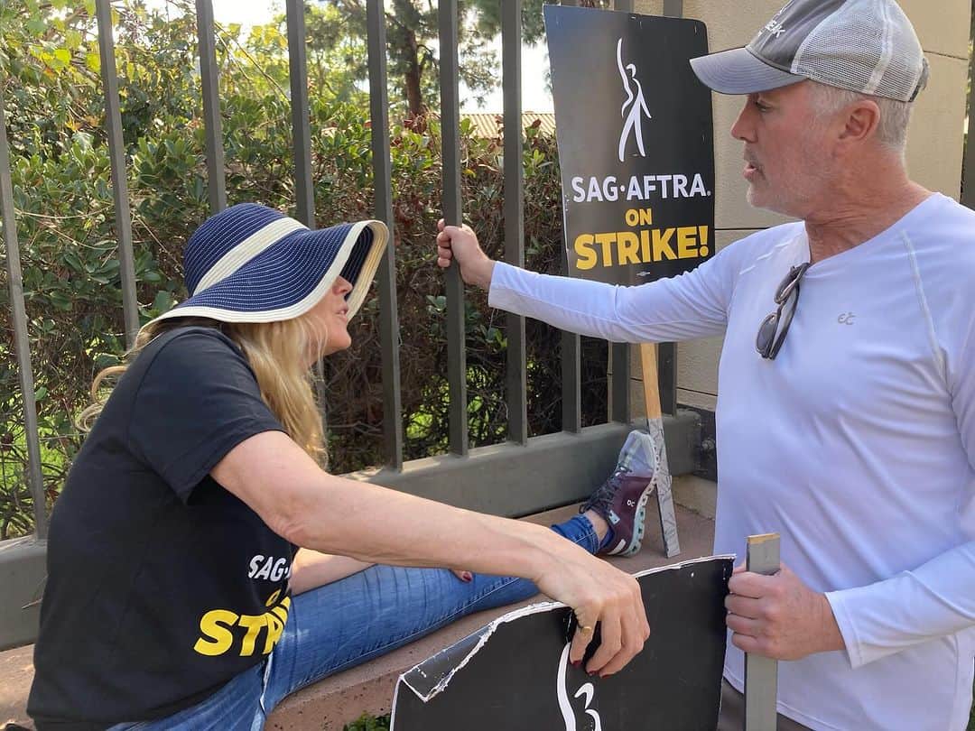 メアリー・マコーマックのインスタグラム：「Staying limber on the line for another day.  See you all tomorrow at WB. One day longer. One day stronger.  @sagaftra @thebestmichaelmcdonald」