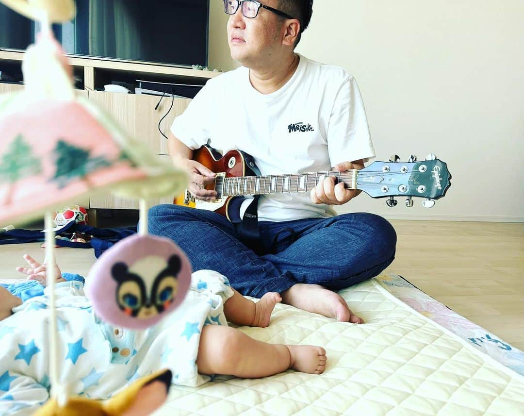 中西茂樹さんのインスタグラム写真 - (中西茂樹Instagram)「いとこよ。見なさい。赤ちゃんに歌声を届けています。 #なすなかにし #従兄弟 #赤ちゃんよ聴いてくれ #以外と泣き止むものだ」11月8日 12時55分 - nasunakanakanishi