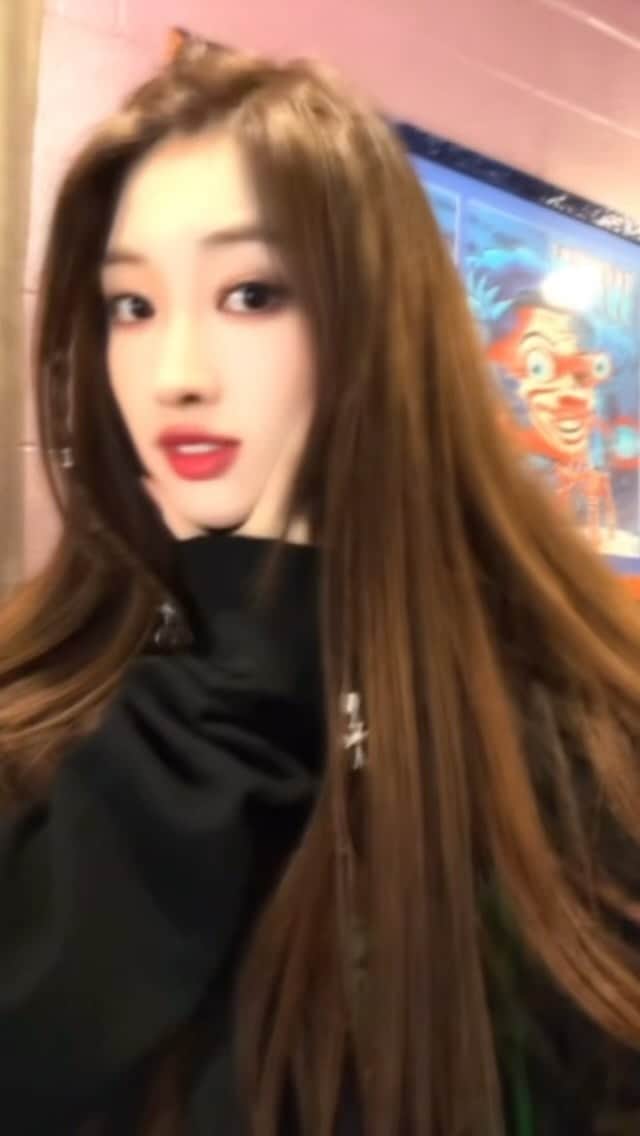 EVERGLOWのインスタグラム：「Atlanta 공연 너무 신났지롱😝💞 #EVERGLOW #에버글로우 #시현 #SIHYEON #ALL_MY_GIRLS_IN_US」