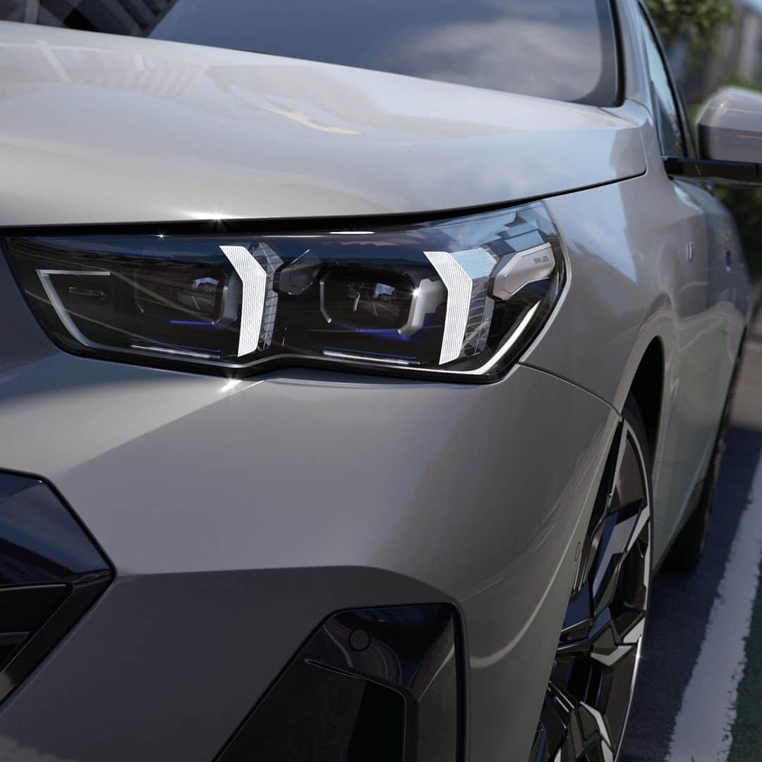 BMW Thailandさんのインスタグラム写真 - (BMW ThailandInstagram)「เอกลักษณ์ของดีไซน์ที่เหนือกว่ากับ THE FIRST-EVER BMW i5 ซึ่งนำเอาความภูมิฐาน มาผสมผสานกับความเรียบง่ายจัดวางไว้บนตัวถังที่มีขนาดใหญ่ขึ้น เติมความโดดเด่นด้วยกระจังหน้า ‘Kidney Grille’ ที่มีกรอบเรืองแสงแบบ ‘Iconic Glow’ พร้อม Hofmeister Kink บริเวณเสา C และล้อรูปแบบใหม่ รวมถึงไฟหน้า Adaptive LED Headlight กับไฟท้ายดีไซน์ล่าสุด ที่จะสะท้อนศักยภาพเต็มขั้น เพื่อให้คุณกล้านำทุกการเปลี่ยนแปลง​ ​ #BMW #BMWTH #JOYisBMW #สุนทรียภาพแห่งการขับขี่ #BMWBEYONDELECTRIC #100PERCENTELECTRIC #THEJOYOFMOVINGFORWARD #THEFIRSTEVERBMWi5」11月8日 13時00分 - bmwthailand