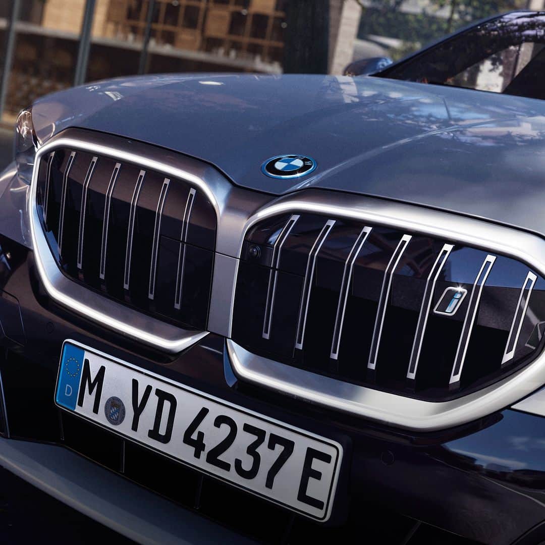 BMW Thailandさんのインスタグラム写真 - (BMW ThailandInstagram)「เอกลักษณ์ของดีไซน์ที่เหนือกว่ากับ THE FIRST-EVER BMW i5 ซึ่งนำเอาความภูมิฐาน มาผสมผสานกับความเรียบง่ายจัดวางไว้บนตัวถังที่มีขนาดใหญ่ขึ้น เติมความโดดเด่นด้วยกระจังหน้า ‘Kidney Grille’ ที่มีกรอบเรืองแสงแบบ ‘Iconic Glow’ พร้อม Hofmeister Kink บริเวณเสา C และล้อรูปแบบใหม่ รวมถึงไฟหน้า Adaptive LED Headlight กับไฟท้ายดีไซน์ล่าสุด ที่จะสะท้อนศักยภาพเต็มขั้น เพื่อให้คุณกล้านำทุกการเปลี่ยนแปลง​ ​ #BMW #BMWTH #JOYisBMW #สุนทรียภาพแห่งการขับขี่ #BMWBEYONDELECTRIC #100PERCENTELECTRIC #THEJOYOFMOVINGFORWARD #THEFIRSTEVERBMWi5」11月8日 13時00分 - bmwthailand