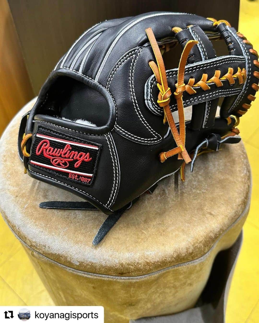 Rawlings Japanさんのインスタグラム写真 - (Rawlings JapanInstagram)「#Repost @koyanagisports with @use.repost ・・・ 今年の秋冬からの限定モデル🍂 ローリングスさんのHOHプレミアムになります🇺🇸  こちらのグラブはローリングスさんでは定番モデルでは使用されていないステアレザーを使用されたモデルになります。  今までのローリングスさんの風合いとは異なった使用感のグラブになっております☺️  ・柔らかすぎず硬すぎない ・型崩れしない ・しっかりとしたポケットが出来る ↑このような特徴のモデルとなります。  RGGC店限定の秋冬限定モデルとなっております😏  #ローリングス #rawlings #hoh #hohpremium #グラブ　#グローブ　#硬式グラブ　#硬式グローブ　#高校野球　#中学硬式野球 #女子野球　#硬式野球　#ジュテルレザー　#型付け　#水揉み型付け #グラブ修理　#グローブ修理 #埼玉　#久喜　#コヤナギスポーツ @rawlings_japan_llc」11月8日 13時09分 - rawlings_japan_llc