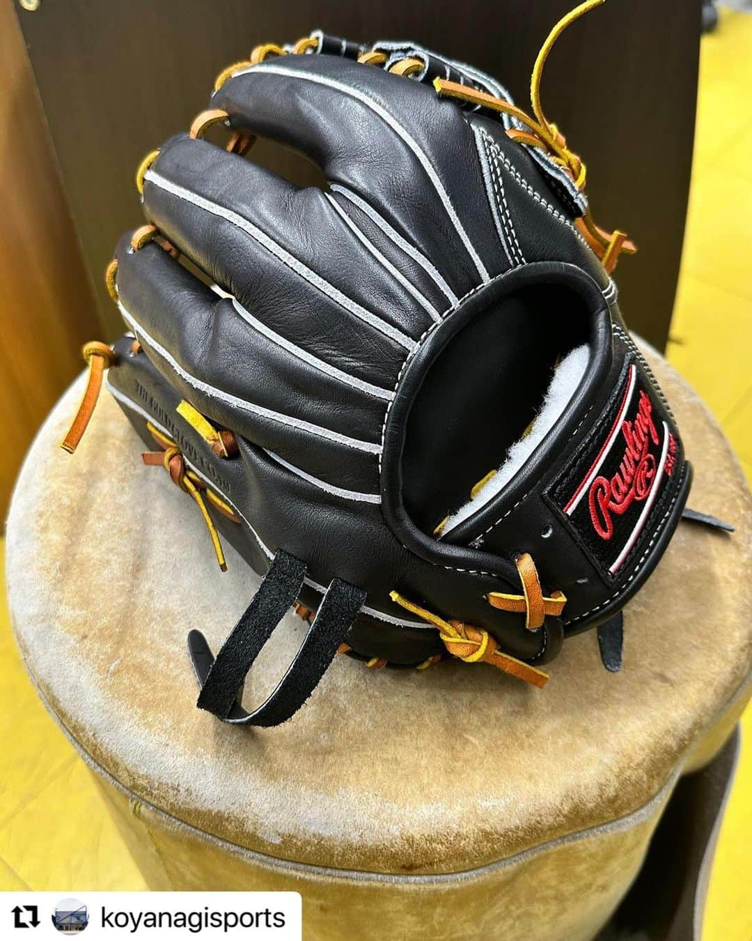 Rawlings Japanさんのインスタグラム写真 - (Rawlings JapanInstagram)「#Repost @koyanagisports with @use.repost ・・・ 今年の秋冬からの限定モデル🍂 ローリングスさんのHOHプレミアムになります🇺🇸  こちらのグラブはローリングスさんでは定番モデルでは使用されていないステアレザーを使用されたモデルになります。  今までのローリングスさんの風合いとは異なった使用感のグラブになっております☺️  ・柔らかすぎず硬すぎない ・型崩れしない ・しっかりとしたポケットが出来る ↑このような特徴のモデルとなります。  RGGC店限定の秋冬限定モデルとなっております😏  #ローリングス #rawlings #hoh #hohpremium #グラブ　#グローブ　#硬式グラブ　#硬式グローブ　#高校野球　#中学硬式野球 #女子野球　#硬式野球　#ジュテルレザー　#型付け　#水揉み型付け #グラブ修理　#グローブ修理 #埼玉　#久喜　#コヤナギスポーツ @rawlings_japan_llc」11月8日 13時09分 - rawlings_japan_llc