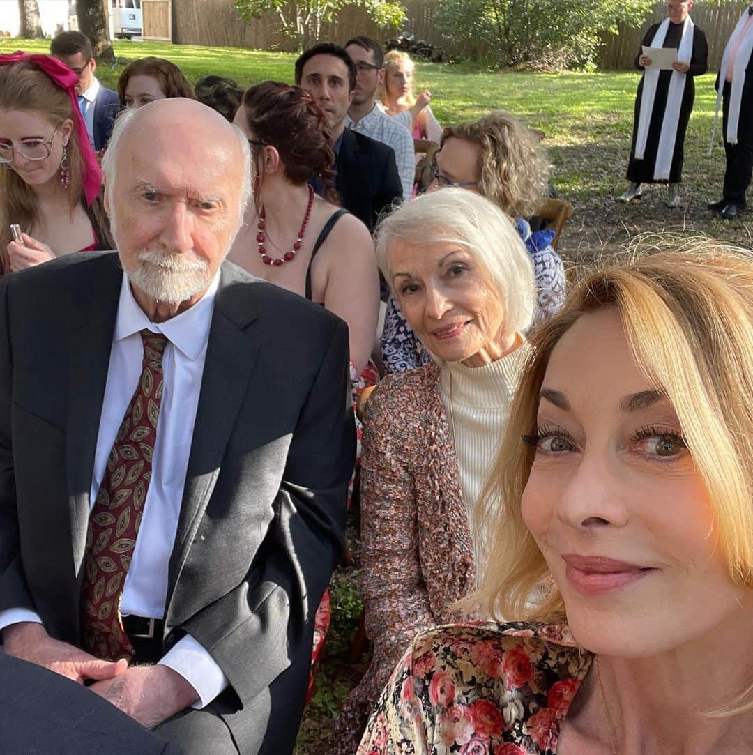 シャロン・ローレンスのインスタグラム：「With all the craziness in the world, being at a family wedding this weekend with my wonderful Mom and Dad and Aunt Mary, all thriving in their 80’s, was a blessing.  I don’t take these moments for granted! Grateful for their love and how they take care of each other❤️」