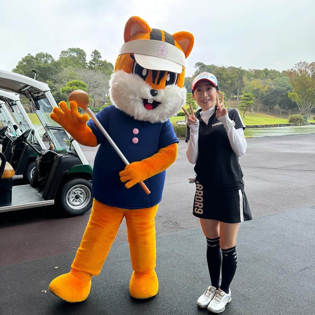 西尾夕紀のインスタグラム：「昨日は第42回平尾昌晃チャリティーゴルフコンペに 参加させて頂きました。  ここからは書きたい事が沢山あるので長文に なりますがお付き合いください…😅  昨年に引き続き2度目の参加🏌️‍♀️ 今回は、カメリアゴルフCC⛳️にて行われ 約130名の参加者！  朝から雨風が酷く、アクアラインも停止になり…🥲 (山口社長が交通情報をチェックしながら順調に到着) 悪天候な中ではありましたがスタート時間を 遅らせてプレーはスタート🏌️‍♀️  前半‼️嵐と闘いながらの修行のようなプレーは続き… そんな中‼️ショットガンスタートで私達はショートホールからスタート🕳️ さっそくニアピン賞🏆があるではないか👀  そこで…なっ⁉️なんと‼️ グリーン⛳️にうまく乗ってしまい😀 最後まで残って😀 ニアピン賞🏆をGETしちゃいました😂😂😂（ゲスト枠） 景品は銀座SAKURAさんのお食事券とゴルフウェア❤️  スコアは良くなかったのですが😅  ニアピン賞を頂けて、更に表彰式では ものまね歌唱もさせて頂き ものまねの大先輩 栗田貫一さんとの デュエット‼️「カナダからの手紙」を 田原俊彦さん＆坂本冬美さんバージョンでものまね歌唱🤣  今回一緒にプレー🏌️‍♀️をご一緒させて頂きました 長田若菜さん！お世話になり有難うございました！！ とっても明るくて雨にも風にも負けない精神力の強さ👍 色々勉強になったよ！流石のプレーでした✌️  そして。昨年一緒にプレーさせて頂いた 鈴木愛佳子さんも再会！愛佳子ちゃんも成績が良くて 第3位‼️おめでとう🎈  皆んなどんどん成長して活躍の場を広げていますね♡ 西尾夕紀はずっと応援しています📣  各界からは黒田アーサーさん、大西ライオンさん YUICHIRO君、TKO木下さん、さらば青春の光の東ブクロさん等(順不同)  その他大勢のゲスト様が参加！  沢山の出会いに感謝いたします🙏  平尾昌晃先生に関わる御子息の皆様。 大会関係者スタッフの皆様。 お世話になり有難うございました！  この模様は後日BSフジにて放送予定です♪ 放送日が決まりましたらまたお知らせしまぁーす🤩  #平尾昌晃チャリティーゴルフ  #カメリアゴルフCC #ものまね歌唱」