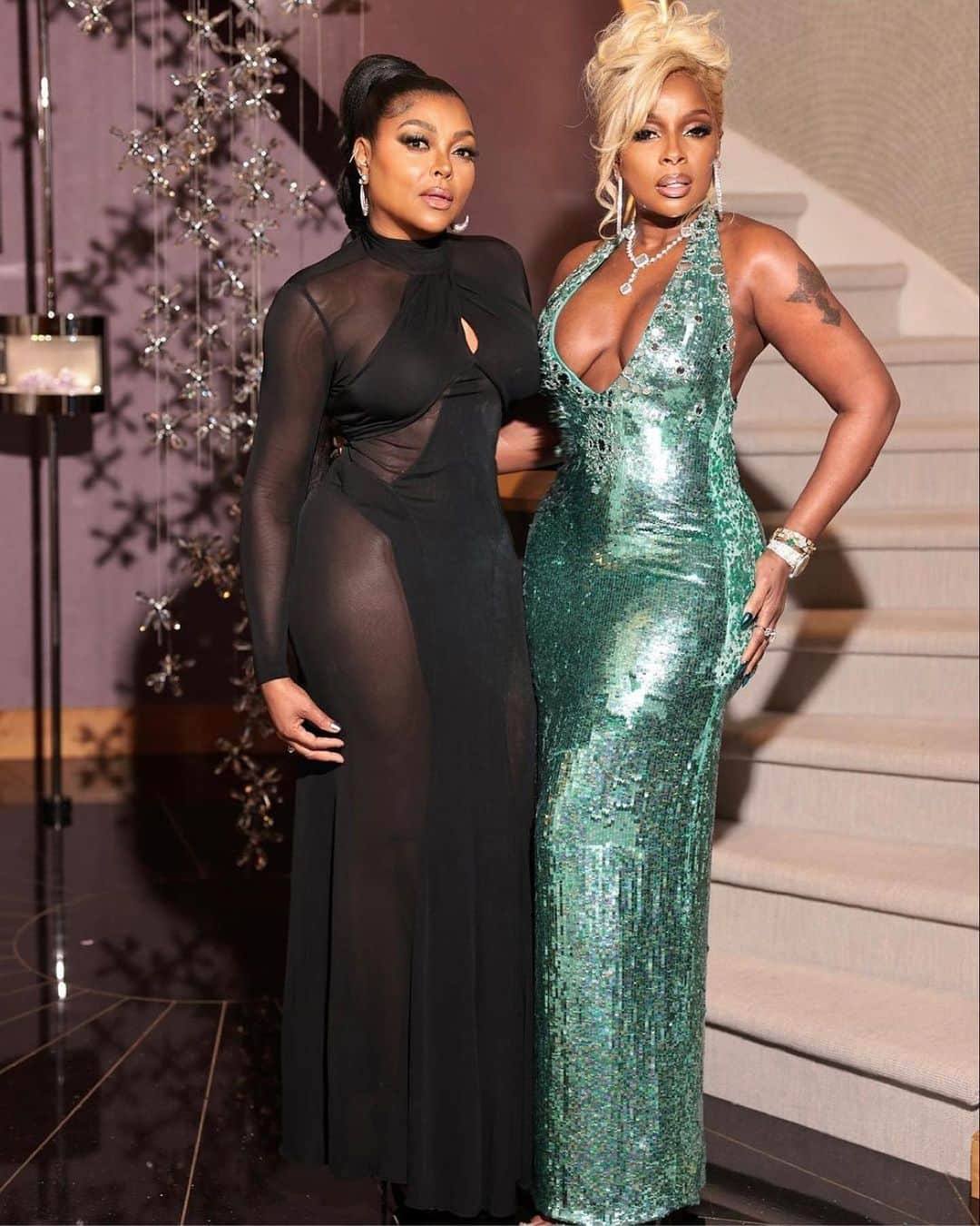 タラジ・P・ヘンソンさんのインスタグラム写真 - (タラジ・P・ヘンソンInstagram)「It was a true honor to present my sister @therealmaryjblige her well deserved #womanoftheyear award. Thank you @glamourmag for giving the 👑 her flowers and for including me in the celebration.  What a night💜💜💜」11月8日 13時13分 - tarajiphenson