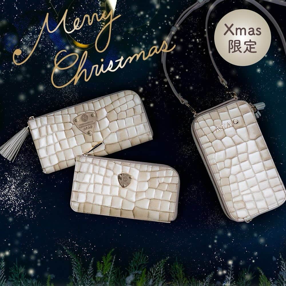 ATAO(アタオ)のインスタグラム：「・ 【🎄ATAO2023 Holiday Collection販売開始🎄】  お待たせしました！！ オンライン・店頭ともに《Xmas限定》アイテムの販売がスタートしております🥂✨✨ (※アタオランド(神戸)店は11/9〜販売開始です。)  ホリデーシーズン限定アイテムなので気になる方は、お早めにチェックくださいね🩵  今年のホリデーコレクションのテーマは、 「LOVE UNION(ラブユニオン)」❄️  "愛のカケラ"(結晶)をイメージした、2023年バージョンのXmas限定カラーです。  ロマンチックなシャンパンゴールドをイタリアのステンドグラスレザーに閉じ込めたリュクスな配色です🥂･:*+  大人気スマホポシェット"アミュレット"をはじめ、ロングセラー長財布limo(リモ)、最薄長財布slimo(スリモ)もご用意しています💝  年に一度だけの特別なコレクションを、1年頑張った自分へのご褒美にぜひいかがでしょうか☺️？  🛒Page2,3 アミュレット・ヴィトロ/LOVE UNION 36,000円(税込39,600円) 🛒Page4,5 limo(リモ)ヴィトロ/LOVE UNION 30,000円(税込33,000円) 🛒Page6,7 slimo(スリモ)ヴィトロ/LOVE UNION 27,000(税込29,700円)  🎁オンラインにてホリデーコレクションをご購入いただいたお客様には先着でオリジナルポシェットをプレゼント！！ ※店頭は22,000円(税込)をご購入いただいた方を対象に《2023Xmasアドベントステッカーイベント》を限定開催中です。  ⭐️画像タップまたは下記URLでオンラインショップをご覧いただけます。 https://ataoland.com/products/holiday-collection23  =========================== ■オンラインストアは『アタオランドプラス』または『https://ataoland.com』で検索🔍  ■スタッフブログ 『スタジオアタオブログ』で検索 https://studioatao-blog.jp/  ■ATAOLAND＋公式LINEアカウントが登場💡 https://liff.line.me/1645278921-kWRPP32q/?accountId=876vdygu -----  #atao #アタオ #神戸ブランド  #ATAOLANDプラス #アタプラ  #財布ブランド  #バッグブランド  #お財布#ミニ財布 #ショルダーバッグ  #スマホショルダー  #スマホポシェット  #お財布ポシェット  #お財布ショルダー  #休日バッグ #旅行バッグ  #バッグの中身  #休日コーデ  #大人コーデ  #秋冬コーデ  #ギフト#プレゼント #ご褒美#自分へのご褒美  #ニュアンスカラー #ホリデーコレクション #ホリデーコレクション2023  #ホリデーギフト  #クリスマスプレゼント  #自分へのプレゼント」