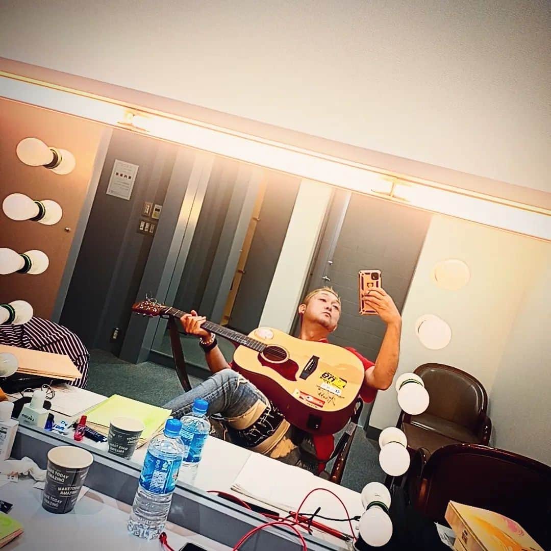 松本隆博のインスタグラム：「。 リハ終えてから4時間超は… なかなかもぅ、やる事ない‪(´•ᴗ• ก )‬՞ ՞  ラジオねたを少し📻だけでも考えて。 ギターでうんちく🎸……は？ 吉田拓郎の洛陽や福山雅治のHERO。 「ワイドで行こうー」は、 「道後温泉値上げ どう思？」等。 まだまだねた枯渇(￣▽￣;)。  還暦少年 松本隆博」