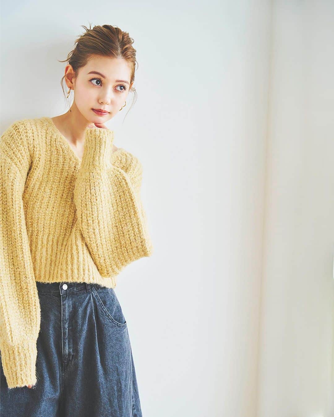 dazzlinのインスタグラム：「____ Knit collection🧶  ついに新入荷！ 全6色展開のカラーニット🧶  デニム合わせはもちろん、 #ダズリンマイナス5キロ シリーズと合わせて スタイルアップコーデに〇  . ■ Knit #ブレンドカラークロップドニットトップス price : ￥7,590 gray / pink / yellow / purple / beige size : FREE  . ■ Bottoms #ダブルハイウエストワイドデニムパンツ price : ￥10,890 black / pink / indigo size : XS / S / M  . ____________________________________________  アイテム詳細はショッピングタグ or TOPページURLよりチェック🔗 » @dazzlin_official  . 全国のdazzlin staffのスタイリングをチェック👗 » @dazzlin_staff_snap  . #dazzlin #ダズリン #冬服コーデ #冬コーデ #ニット #ニットコーデ #デニム #デニムコーデ #ワイドデニム #ダズリン神デニム #カラーニット #カラーコーデ  #推し活 #カフェ活 #カフェ巡り #参戦服 #参戦コーデ #大人コーデ #大人カジュアル #カジュアルコーデ #きれいめカジュアル #シンプルコーデ」