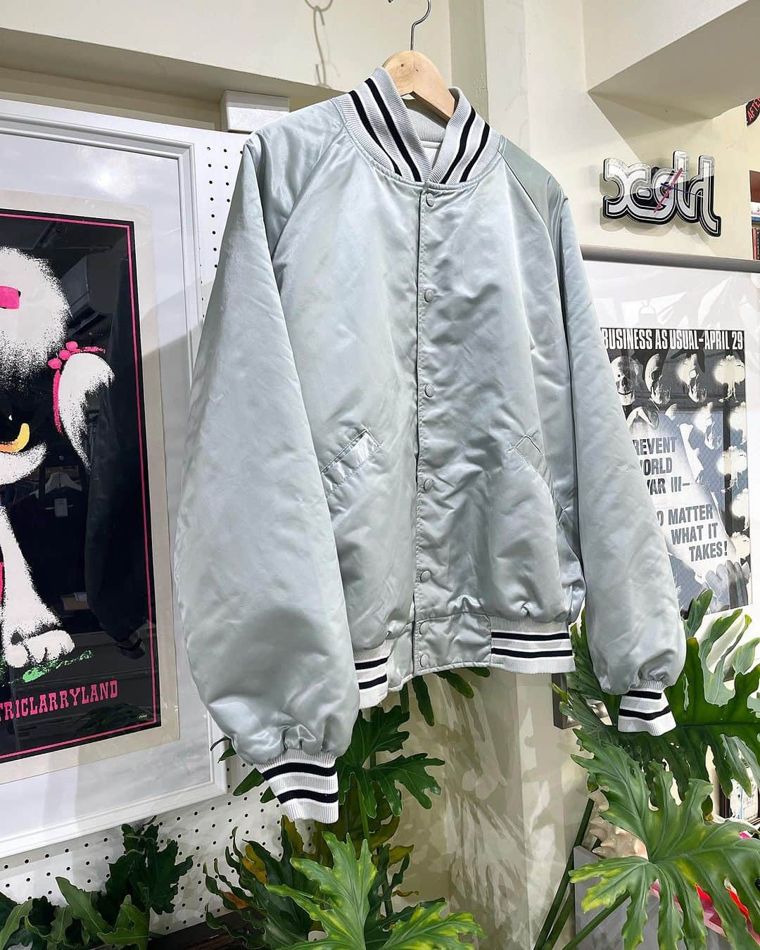 のインスタグラム：「80's- USA製 NYLON varsity JKT SILVER!  #jammru#varsityjacket #スタジャン #大阪古着屋#心斎橋古着屋#usedmix #osaka  #fashion  #streetstyle  #streetfashion  #vtg  #vintage  #used  #usedclothing  #古着 #古着屋 #ファッション #70s #80s #90s」