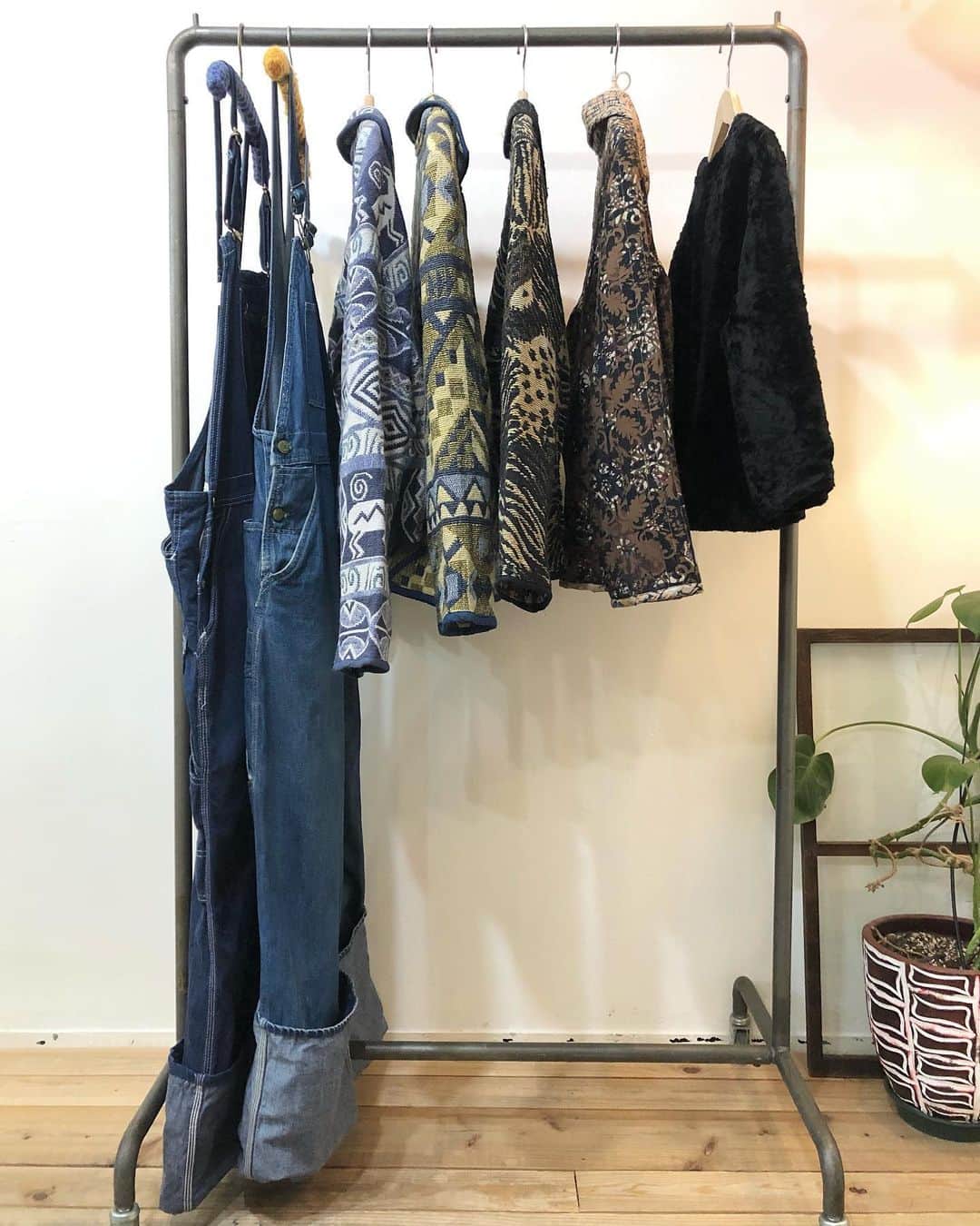 floorのインスタグラム：「open12-19pm Thursday close 明日11/9（木）定休日です！  本日19時まで皆様のご来店お待ちしています  入荷です☝︎お出ししました✨ ぜひお立ち寄り下さいませ♡♡  #大阪古着屋#南船場古着屋#南船場floor#vintageclothing #vintage#vintageshop」