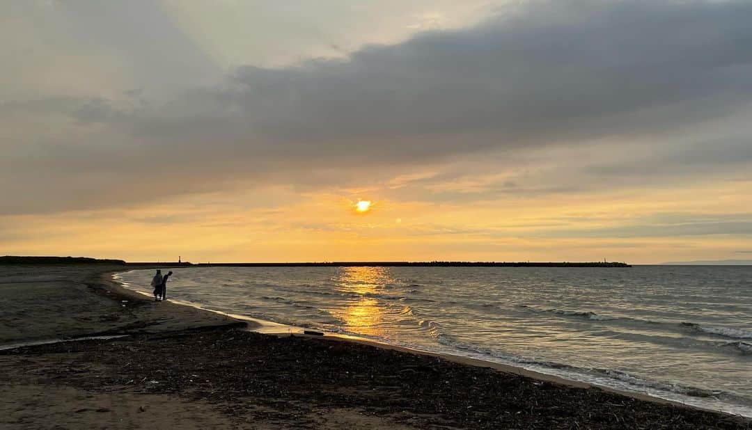 松浦志穂さんのインスタグラム写真 - (松浦志穂Instagram)「新潟⛰️🌊  最初3枚は新潟にライブで行かせてもらった時 泊まって次の日 同期の新潟住みます芸人 @ninninyamayama いっすねー！山脇にドライブ🛣️させてもらい、その様子を個人YouTube回しててサムネ用に動画内の良い瞬間をと切り取ったらなんかめちゃ良いじゃん、、サムネにはしなかったやつもこちらに、、新潟のライブもとても楽しかったしライブ前もライブ後も次の日も新潟を堪能させてもらい呼んでくれた @sekita_m 関田さん始め新潟住みます芸人の皆様に感謝です🙏写真撮り損ねたけどチカポンちゃんもわざわざライブ見に来てくれて会えた😊 大谷さんが東京では外れものだった話がまだ面白い。また新潟住みます芸人の皆さんともお仕事出来ますように。そしてまた新潟観光行きたい⛰️🌊🍶🌾  #新潟 #寺泊 #笹団子 #へぎそば」11月8日 13時37分 - matushiho