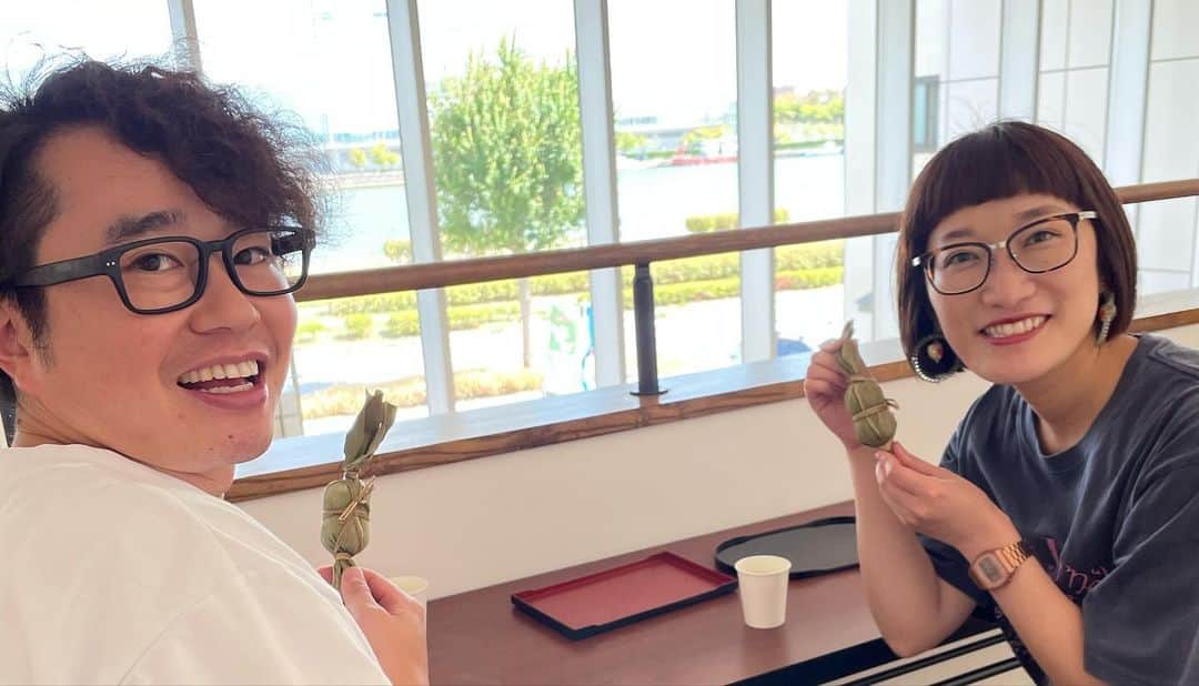 松浦志穂さんのインスタグラム写真 - (松浦志穂Instagram)「新潟⛰️🌊  最初3枚は新潟にライブで行かせてもらった時 泊まって次の日 同期の新潟住みます芸人 @ninninyamayama いっすねー！山脇にドライブ🛣️させてもらい、その様子を個人YouTube回しててサムネ用に動画内の良い瞬間をと切り取ったらなんかめちゃ良いじゃん、、サムネにはしなかったやつもこちらに、、新潟のライブもとても楽しかったしライブ前もライブ後も次の日も新潟を堪能させてもらい呼んでくれた @sekita_m 関田さん始め新潟住みます芸人の皆様に感謝です🙏写真撮り損ねたけどチカポンちゃんもわざわざライブ見に来てくれて会えた😊 大谷さんが東京では外れものだった話がまだ面白い。また新潟住みます芸人の皆さんともお仕事出来ますように。そしてまた新潟観光行きたい⛰️🌊🍶🌾  #新潟 #寺泊 #笹団子 #へぎそば」11月8日 13時37分 - matushiho