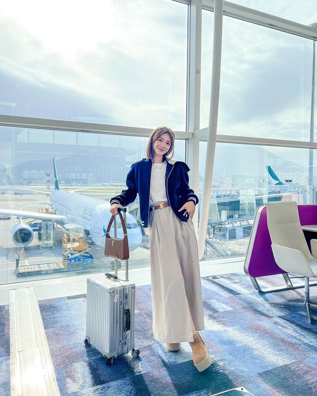 Elva Niのインスタグラム：「踏上11月的旅程✈️ 猜我們去哪裡工作 #travelwithelva  #elvaootd」