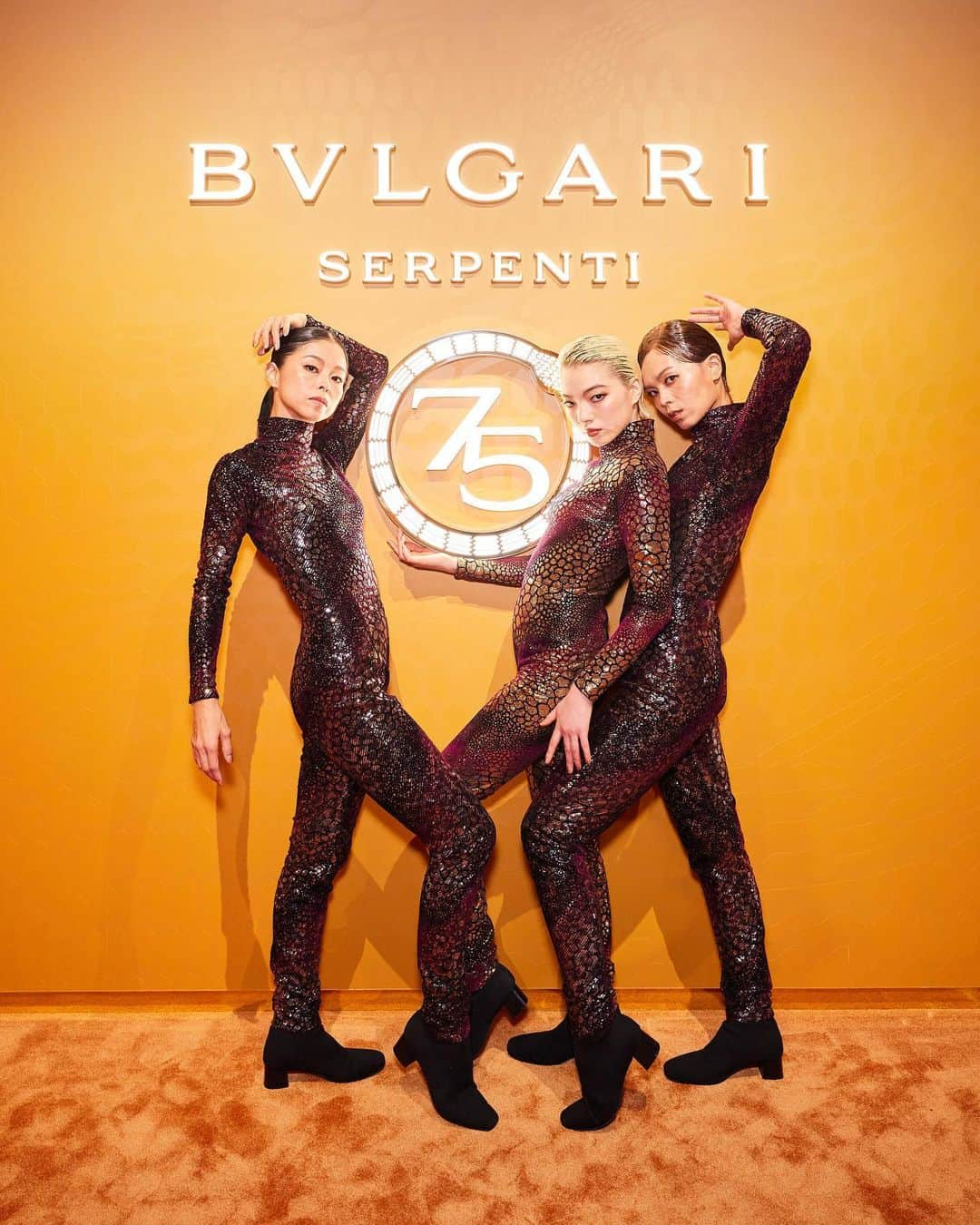 アオイヤマダのインスタグラム：「Performance for BVLGARI @bulgari   BVLGARIのアイコンの蛇、 SERPENTIコレクションは75周年。 日本でも、そのエキシビジョンが本日から開催されます。  SERPENTI=蛇 あらゆる神話や言い伝えが残る蛇ですが、BVLGARIの蛇は永遠を意味するそうです。  永遠って、 難しいからこそ、 時に放棄してしまうけれど、 幸せな時間、平和な時間には、 「永遠」を求めてしまう。 永遠を、ずっと想っていたい。  会場には様々な装飾品やアートが並んでいます。 大好きなエジプトを思わせる展示や写真に興奮しました。 装飾品は、地位や権威、その人自身を表す古代からつづいてきたもの。 重量感は、魂の重さと通ずるのかも。  記念すべき華やかな会場で SERPENTIの化身となって KETZさん　@umuketz  Jacky さん　@dancer_jacky  とパフォーマンスさせて頂きました。 #BULGARI #bulgariserpenti   HMU @noboruok  costume @kyoko_tsunoda   Thank you @theodoremillertokyo」