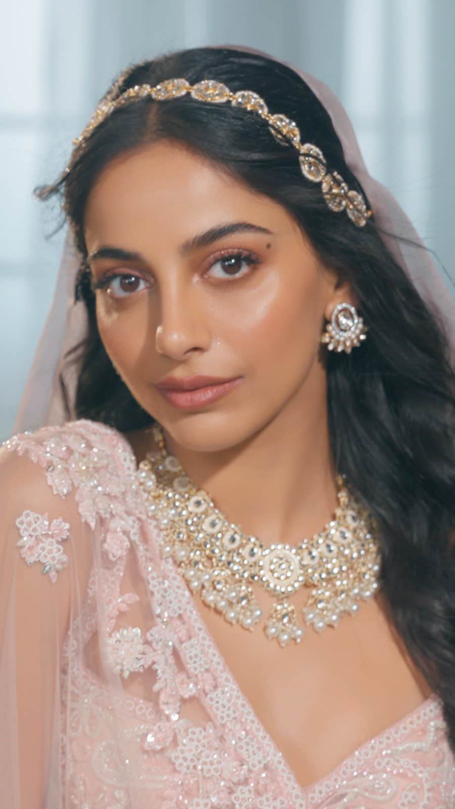 Banita Sandhuのインスタグラム：「Bringing you 3 ICONIC Wedding Looks by @charlottetilbury featuring the GORGEOUS @banitasandhu that are sure to dominate the wedding season! 🤩  Behind the MAGIC? Celebrity makeup artist @tanvichemburkar 🪄  To all you brides to-be, we can’t wait to see you recreate these STUNNING looks! 🫶🏻  ✨ Dreamy Pillow Talk Wedding Look ✨ Enchanting Wedding Look ✨ Golden Goddess Wedding Look   #Nykaa #CharlotteTilburyXNykaa #OnlyAtNykaa #BridalLook #BridalMakeup #WeddingMakeup」