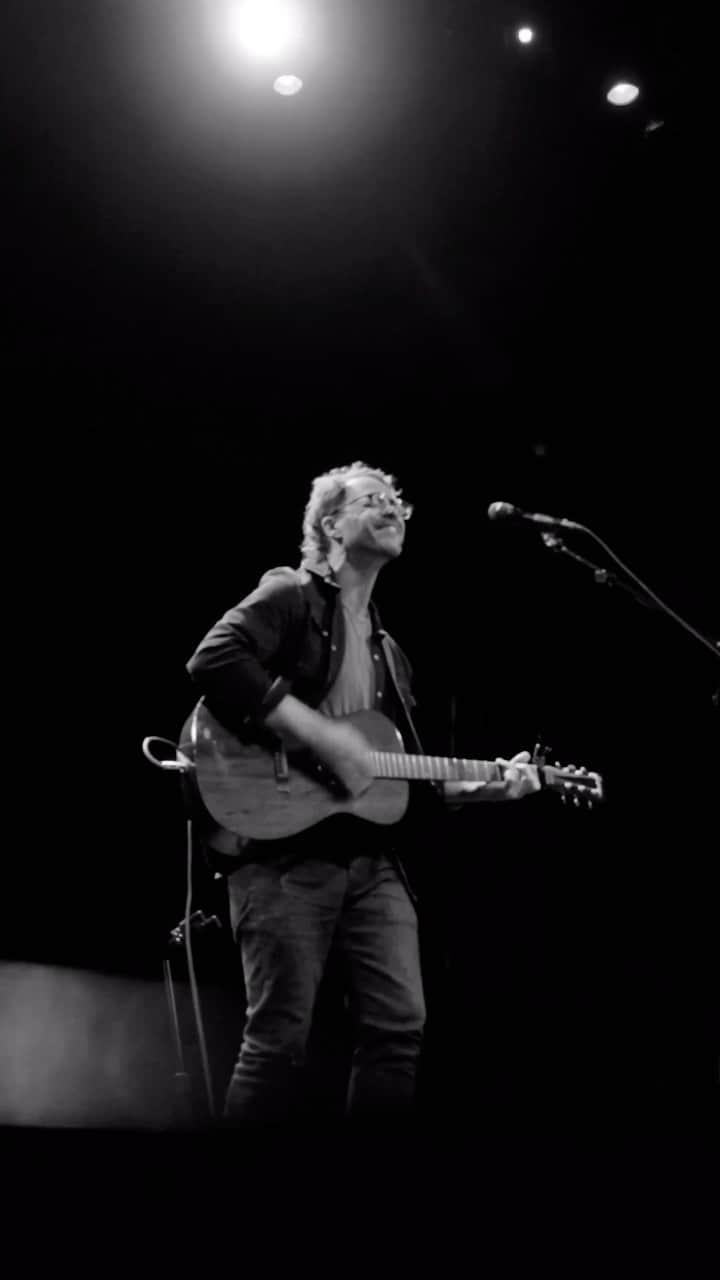 エイモス・リーのインスタグラム：「Watch Amos cover Lucinda Williams classic “Greenville”. Pre-save Honeysuckle Switches (The Songs of Lucinda Williams) out Friday, November 24th - link in bio.  🎥 @bfluke」